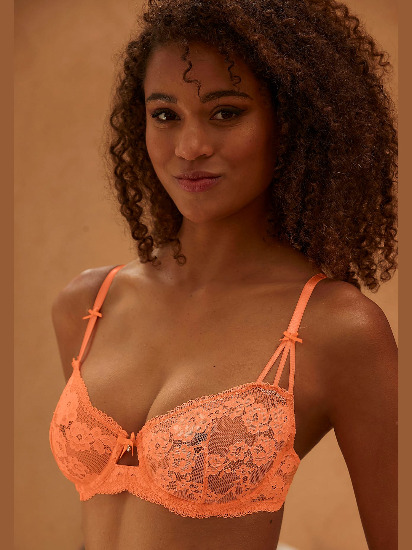 Soutien-gorge à armatures féminin avec nœud décoratif et petite découpe au centre devant