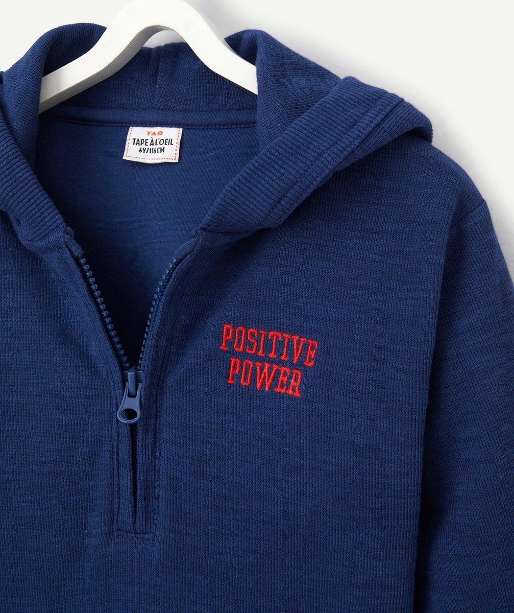 LE T-SHIRT BLEU À CAPUCHE AVEC POCHE