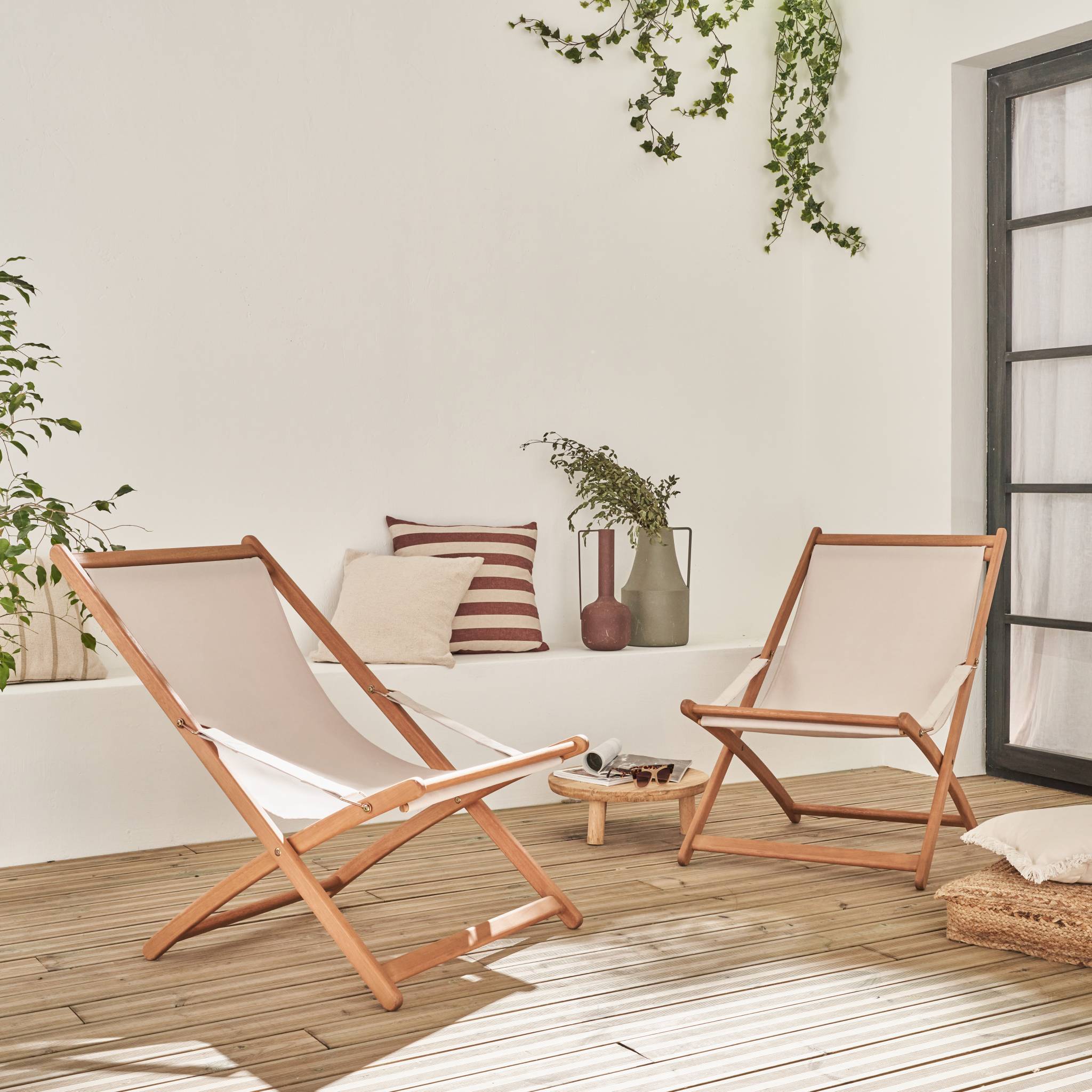 Lot de 2 chiliennes beige en bois. Pliables. Assise rembourrée