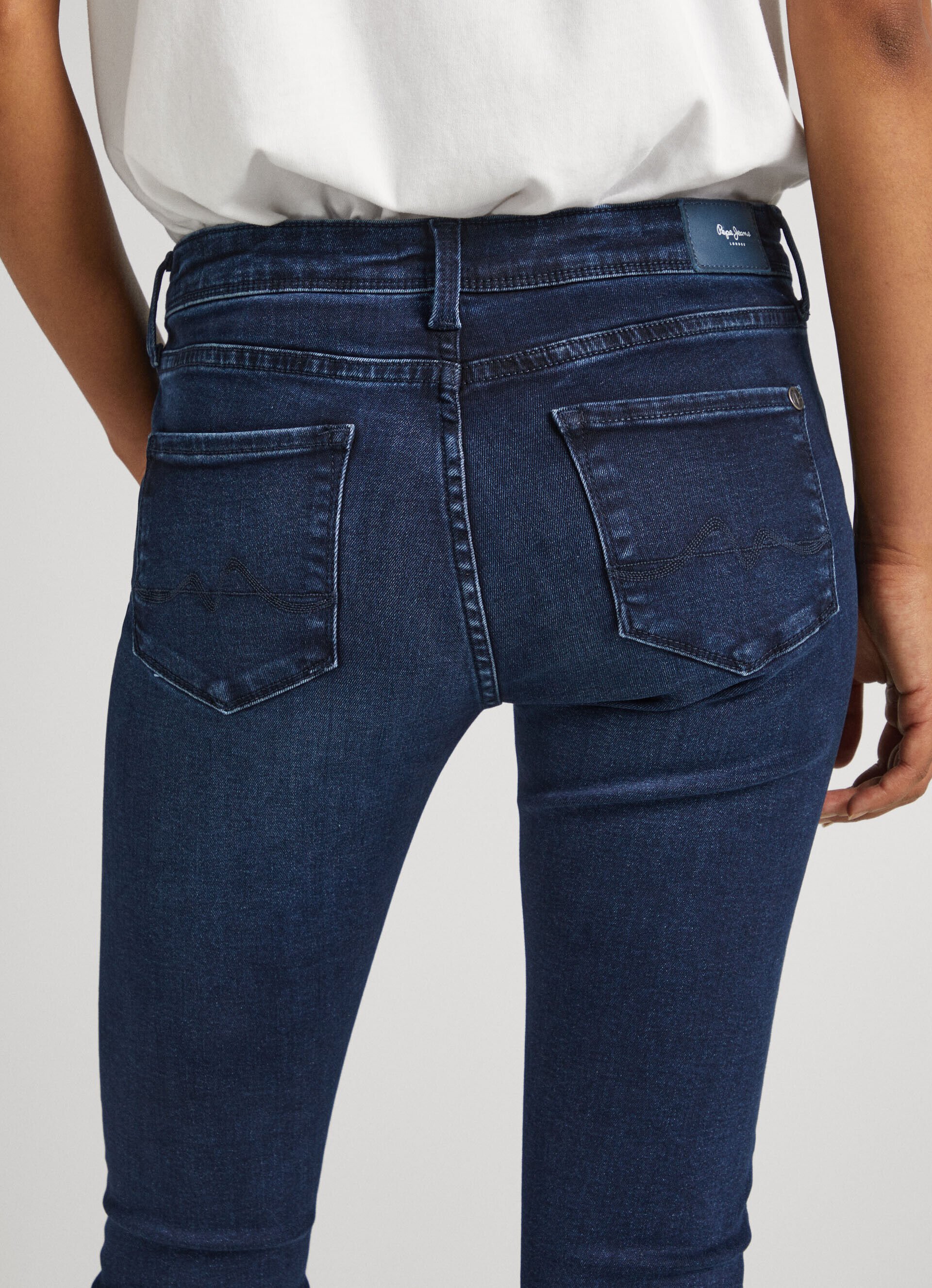 CALÇA JEANS LOLA FIT SKINNY TIRO TAMANHO MÉDIO - jeans