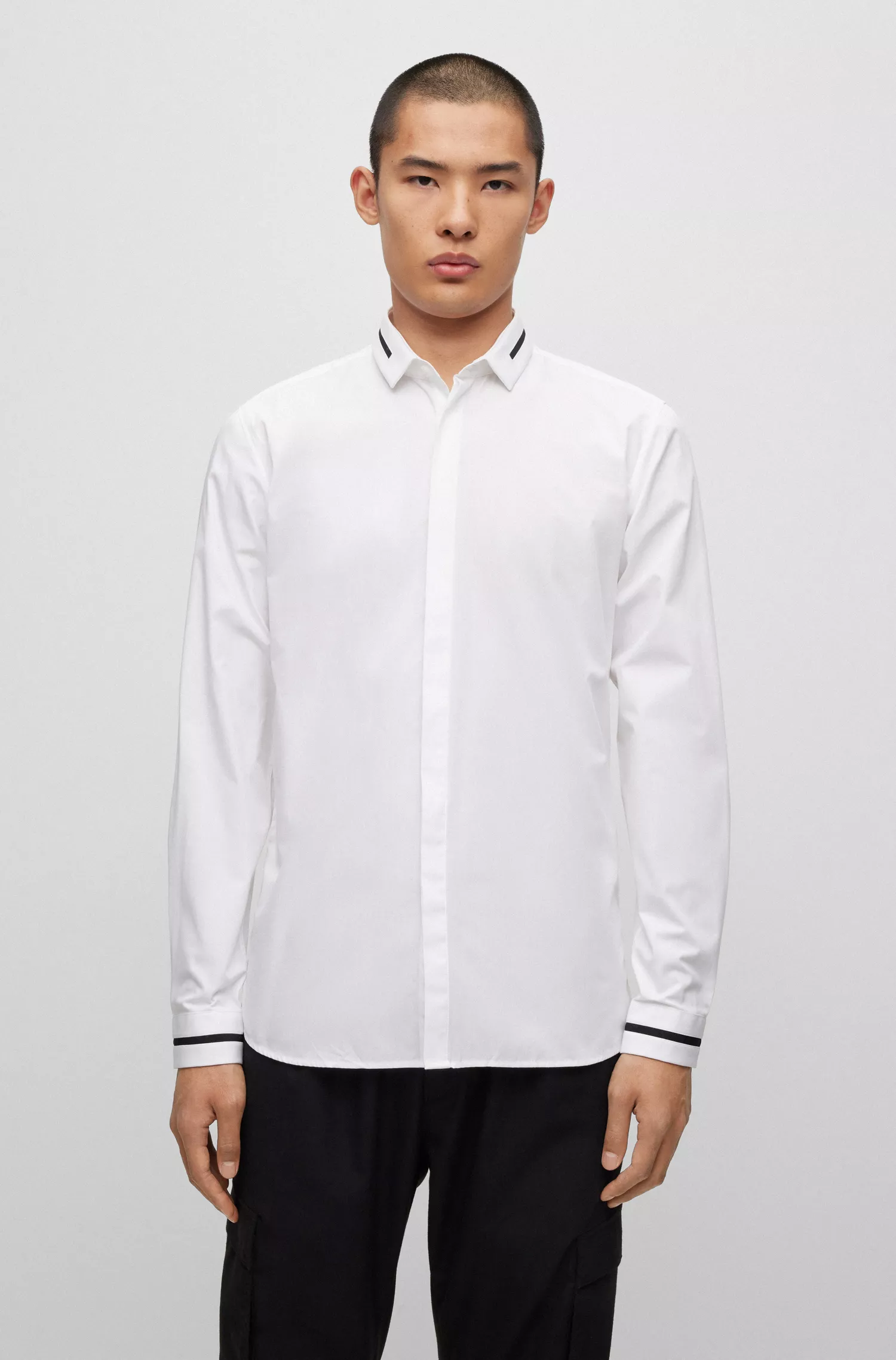 Camisa HUGO vermelha, extra slim fit, em algodão com detalhes contrastantes.