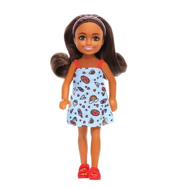 Barbie Chelsea Doll, liten dukke - blå kjole med brunt hår og grønne øyne (HXM97)