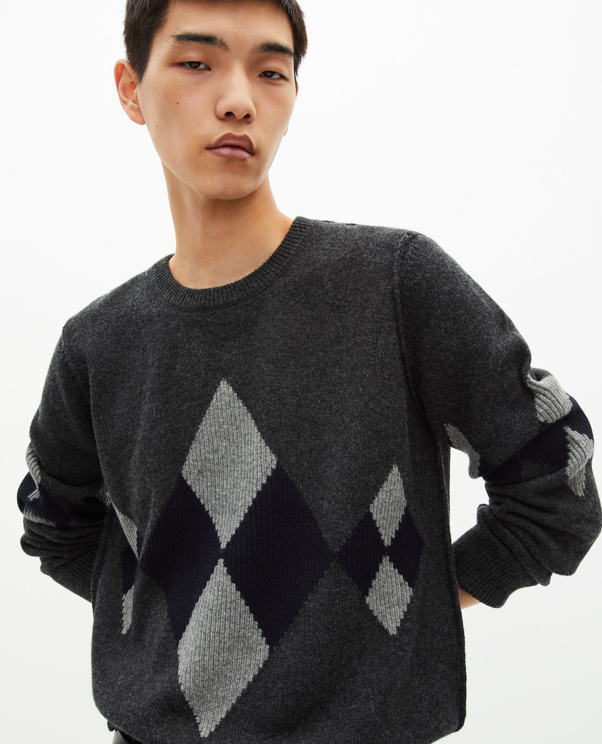 Pull en laine à motif losanges gris