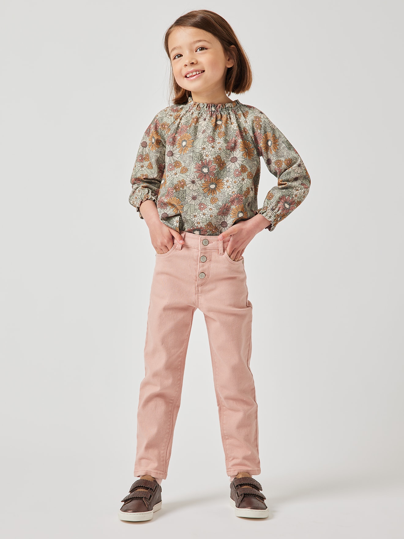 O conjunto inclui: tênis de couro com fecho de velcro para meninas, ideais para maior independência + calça 