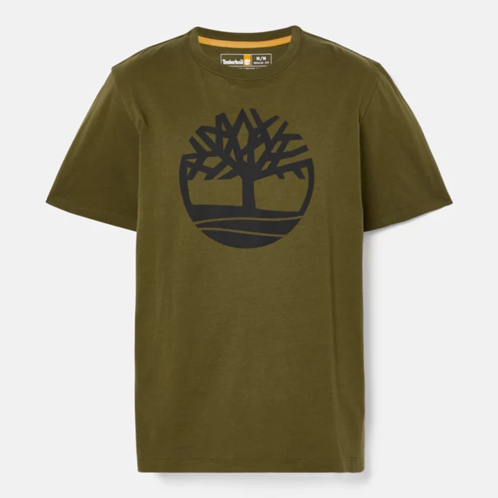 Camiseta masculina verde com o logotipo da árvore do rio Kennebec.