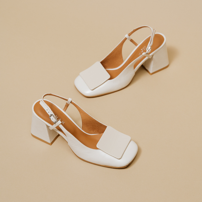 Escarpins slingback à bouts carrés  en vernis plissé écru