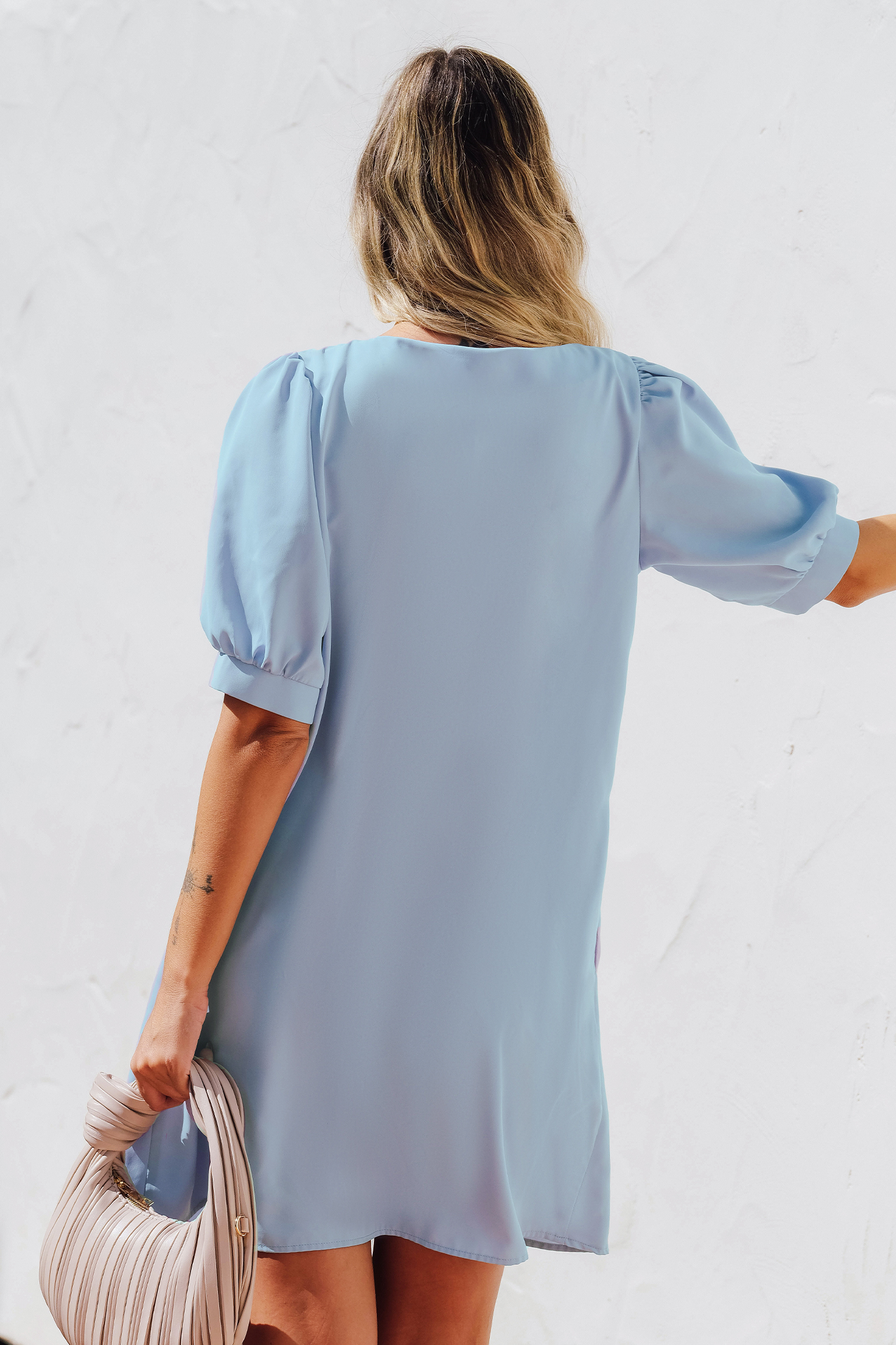 Robe mini à col en V et manches bouffantes bleu tendre