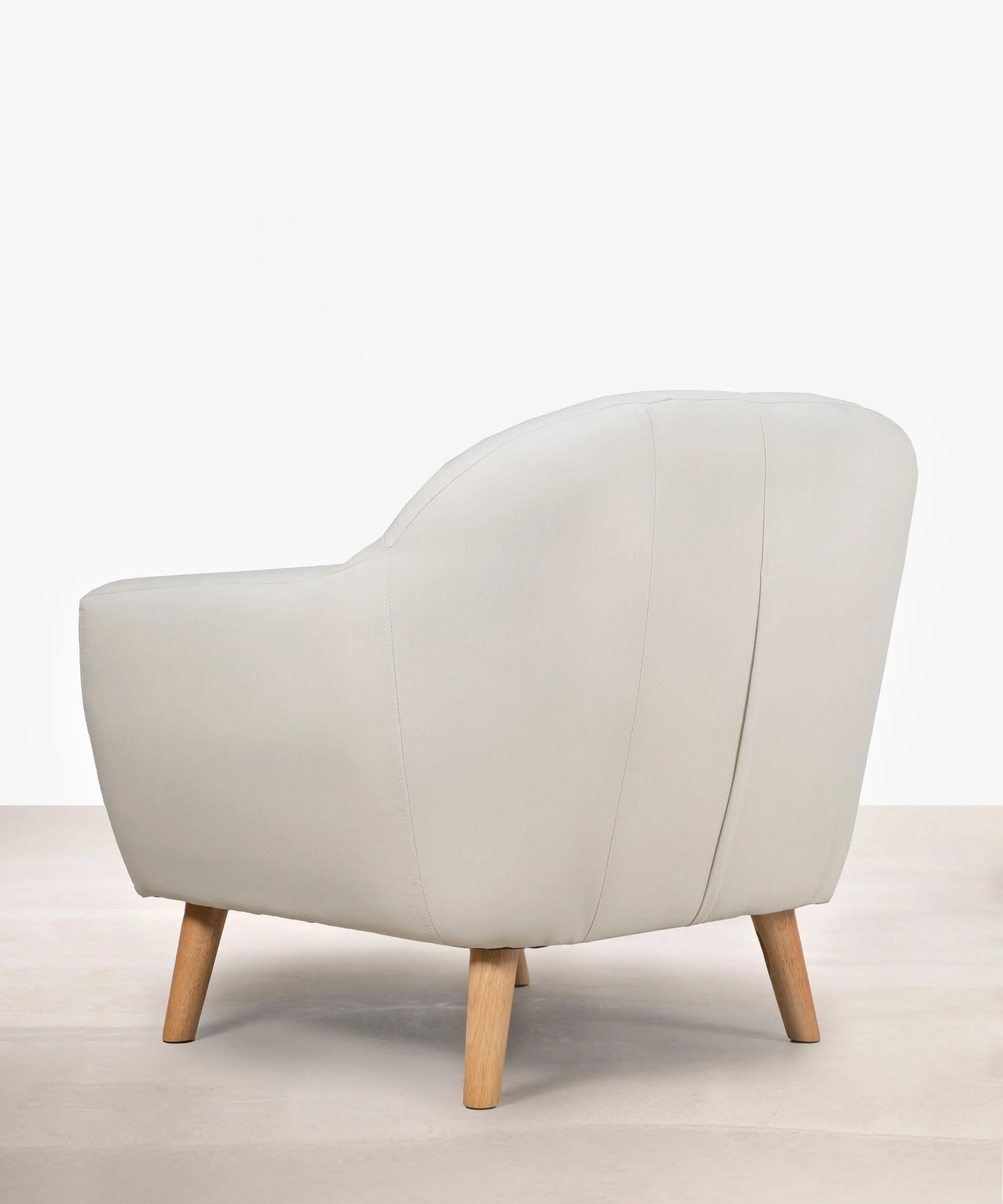 Sillón en Poliéster y Lino con Madera Skandic
