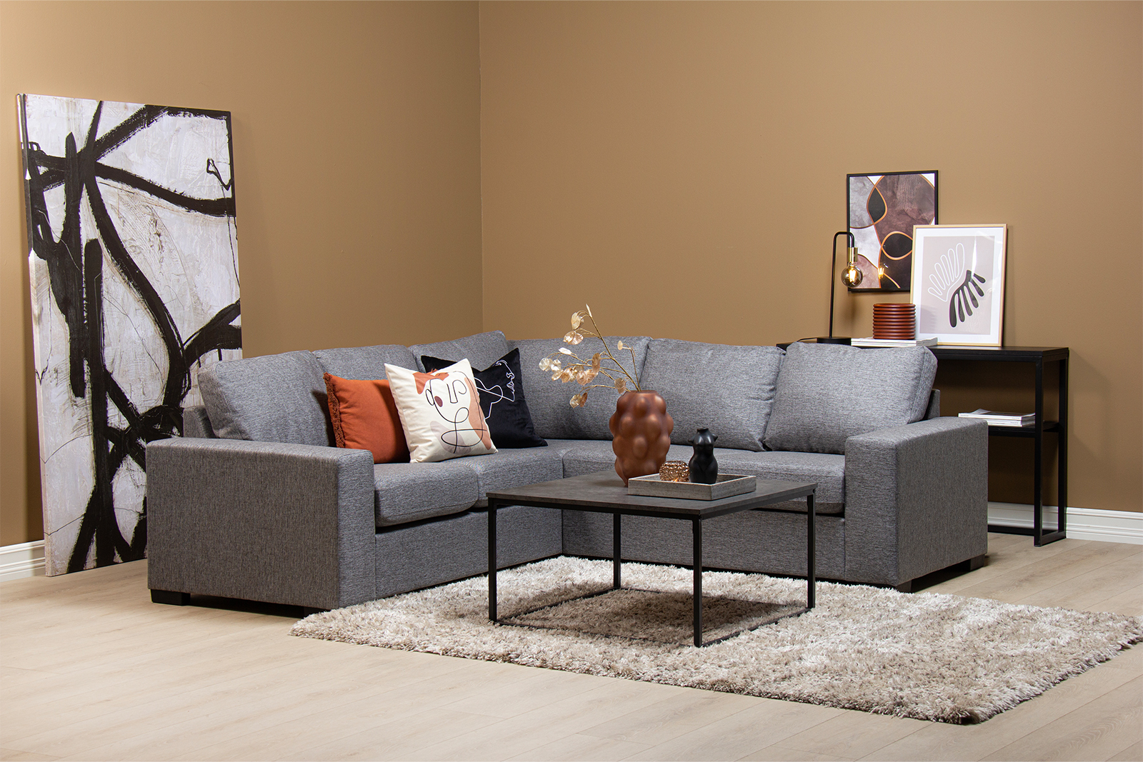 Max sofa 22 hjørnesofa i tekstil Rocco 281 mørk grå med sorte ben