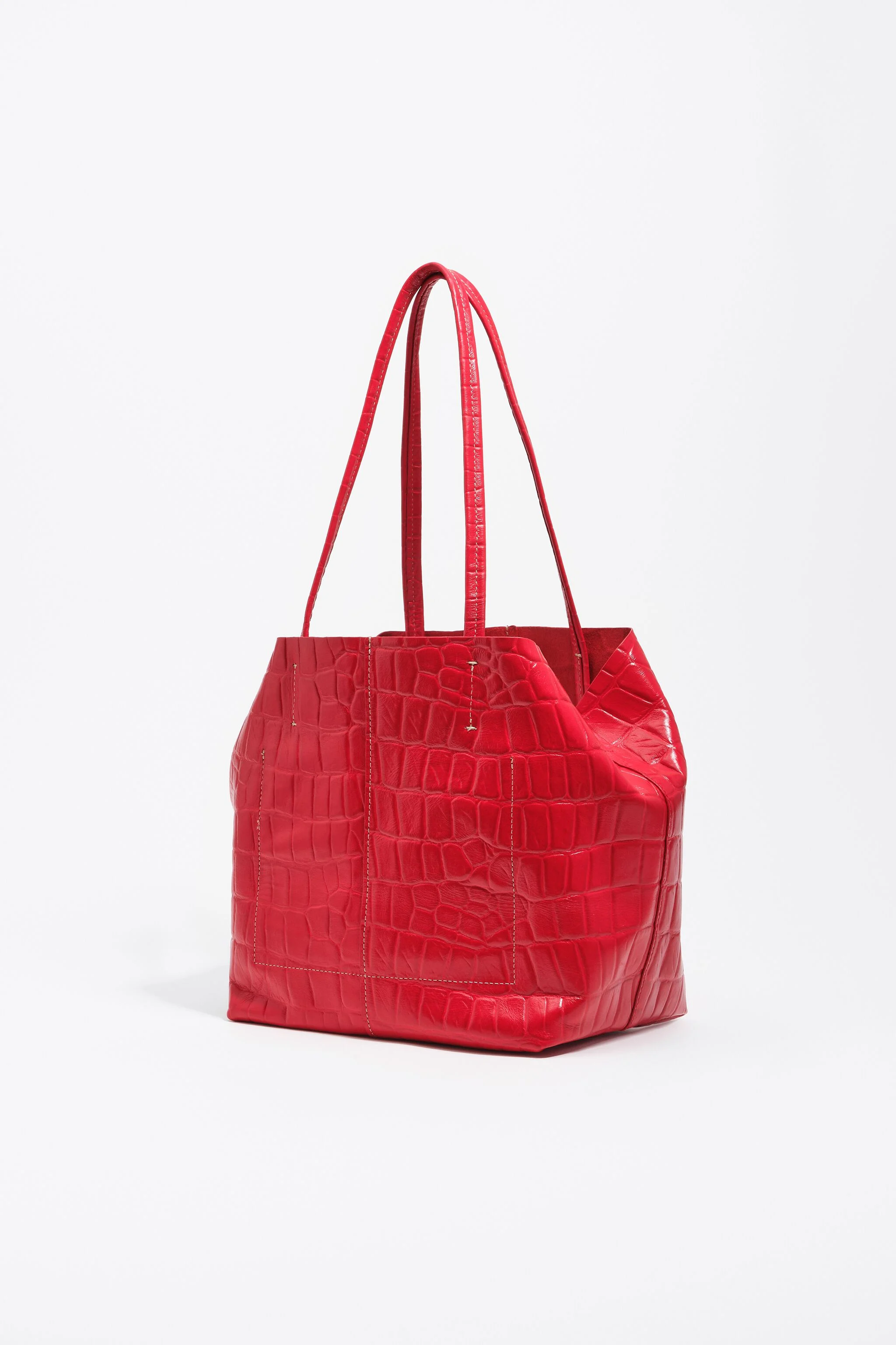 Bolsa de compras média em couro vermelho com estampa de crocodilo.