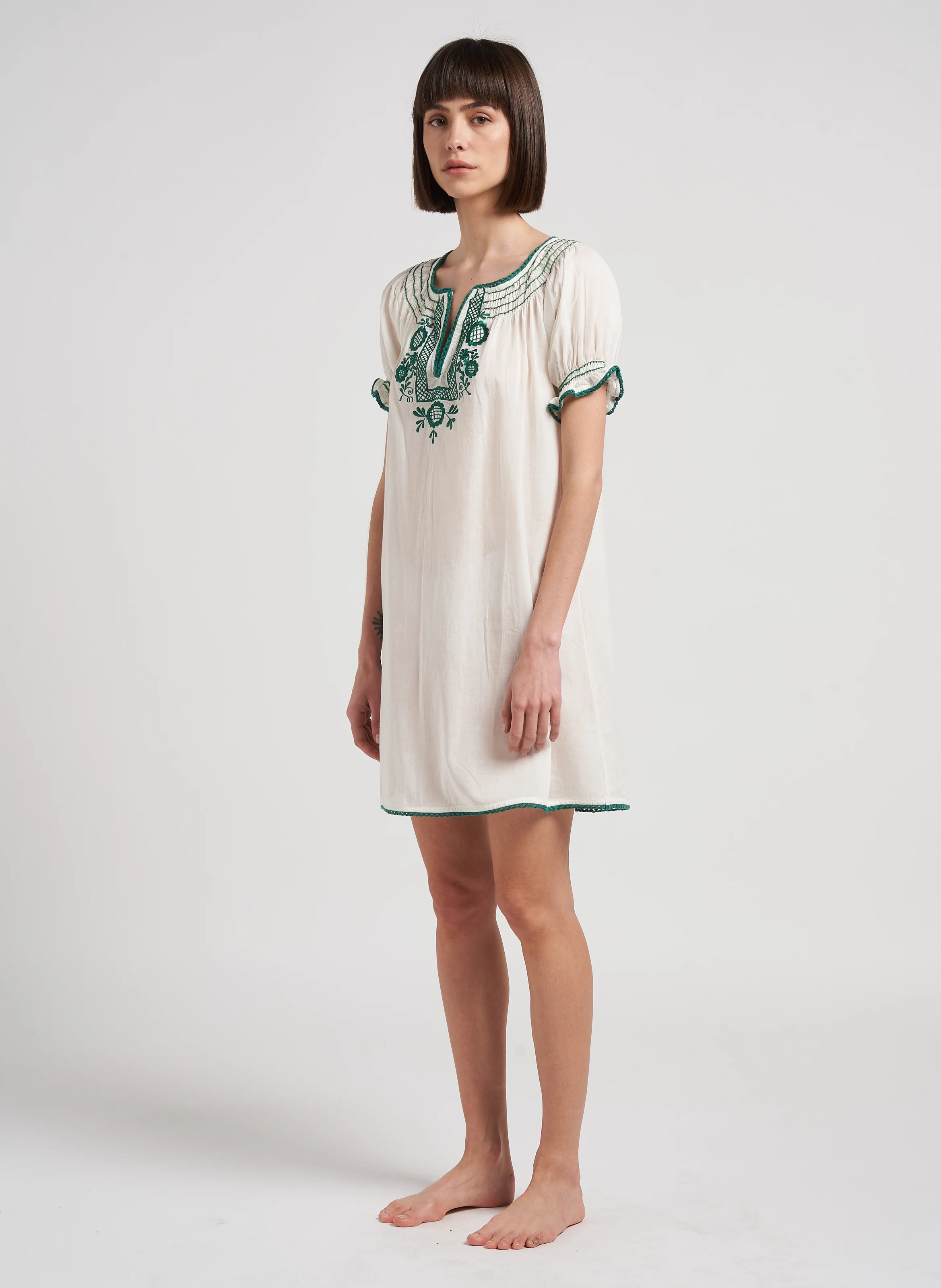 ZOE - Robe courte brodée col tunisien en coton | Vert