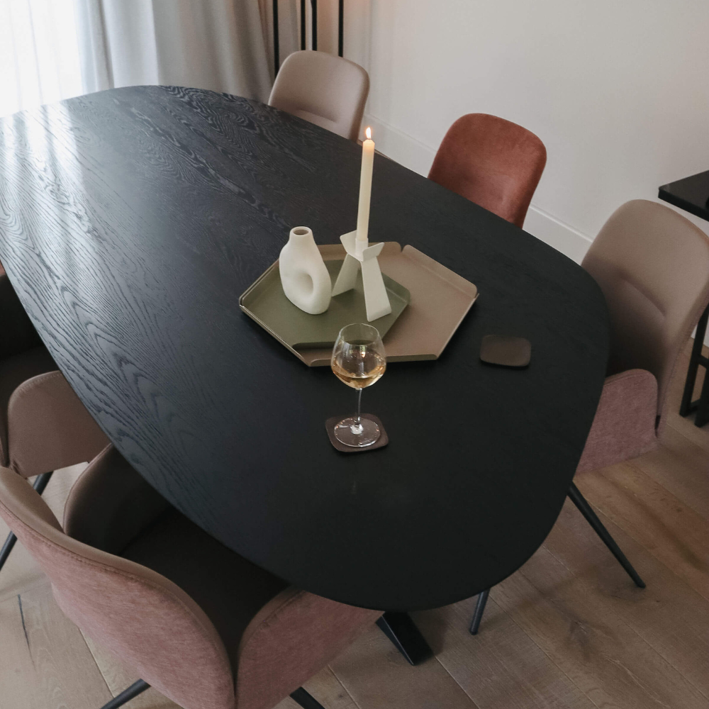 They & Me eettafel Starry Night – organisch 240 x 120 x 75 | Eiken Geborsteld Black Lak | Verjongde Rand | Onderstel RAL9010 zuiverwit