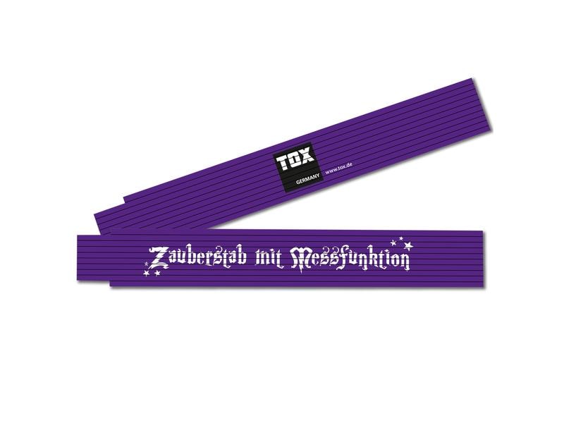 Tox-Dübel Doppelmeter «Zauberstab mit Messfunktion», 2 m Meterstab aus Buchenholz mit Aufdruck «Zauberstab mit Messfunktion», 2 m lang, in Farbe Lila