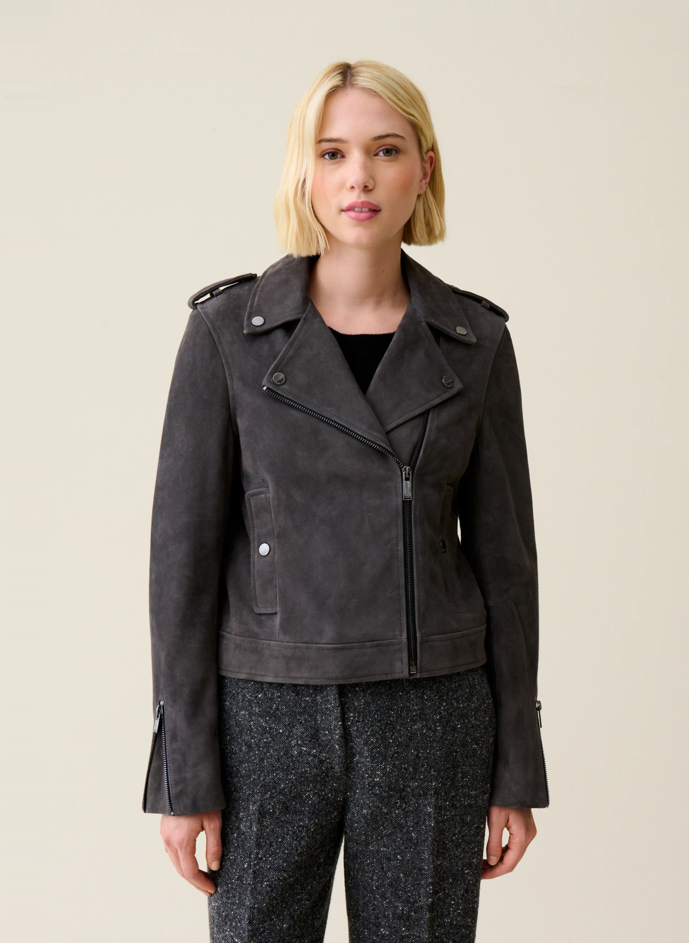 Veste courte en cuir velours | Gris