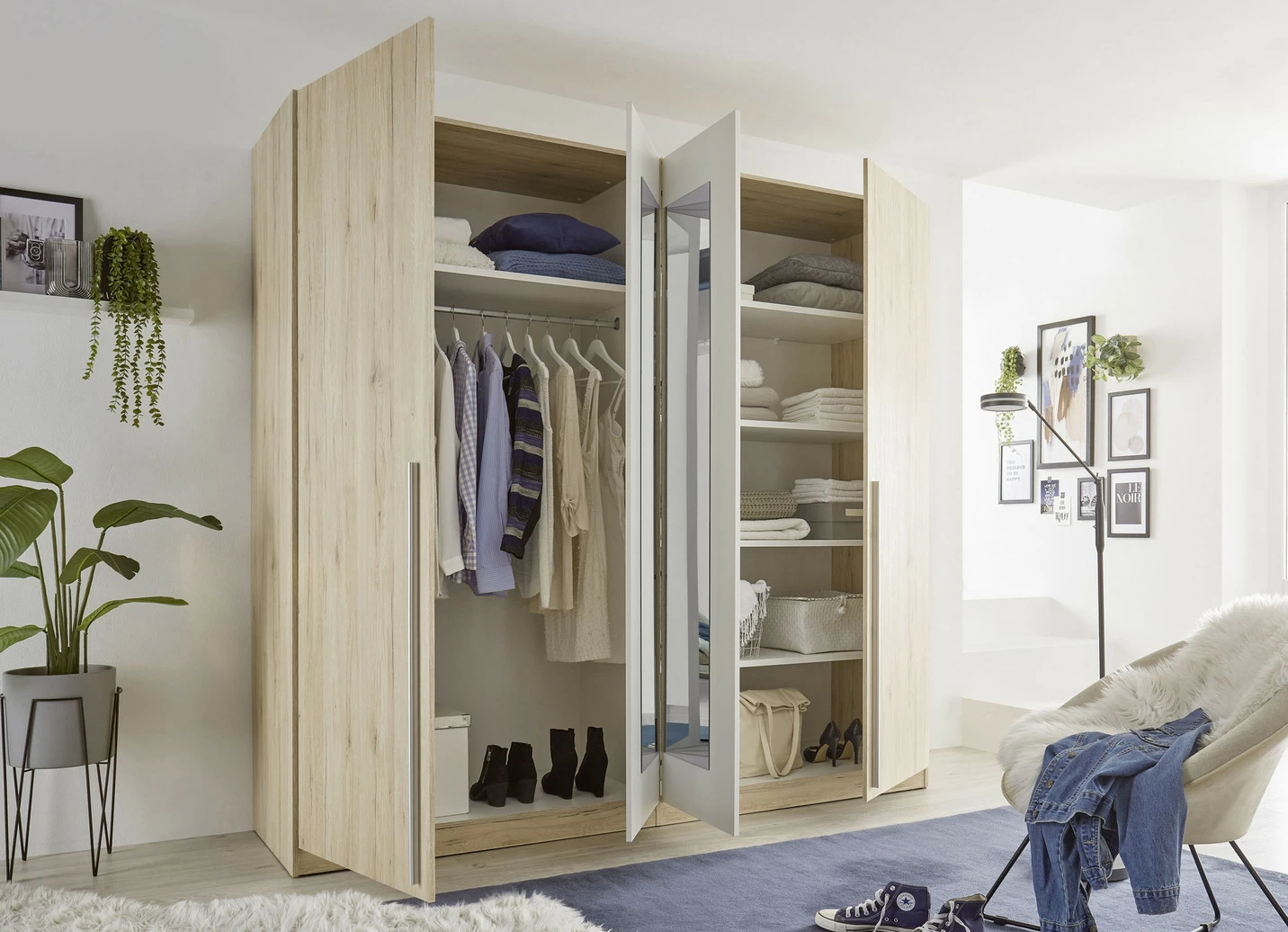 Moderner und formschöner Kleiderschrank