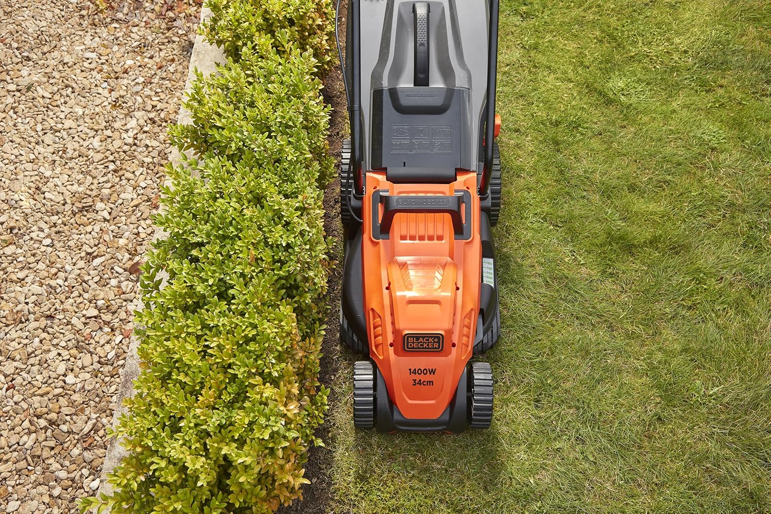 BLACK+DECKER Tondeuse Filaire 1600W, Tondeuse à Gazon Electrique 38 cm, 6 hauteurs réglables 20, 30, 40, 50, 60 et 70 mm, Tondeuse avec Poignée EASYSTEER 3 Positions, BEMW471ES-QS Orange