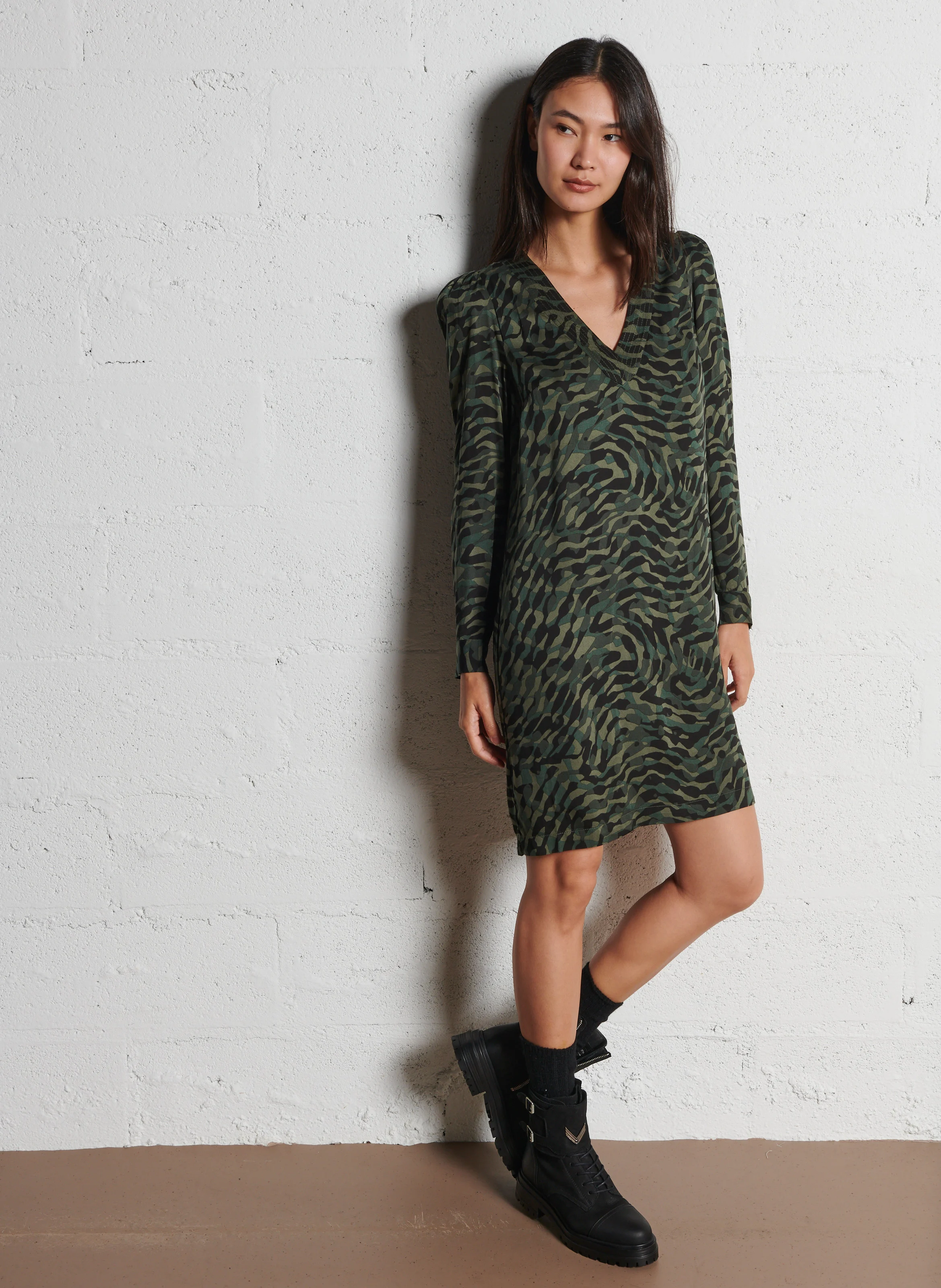 Robe courte col V imprimée | Kaki