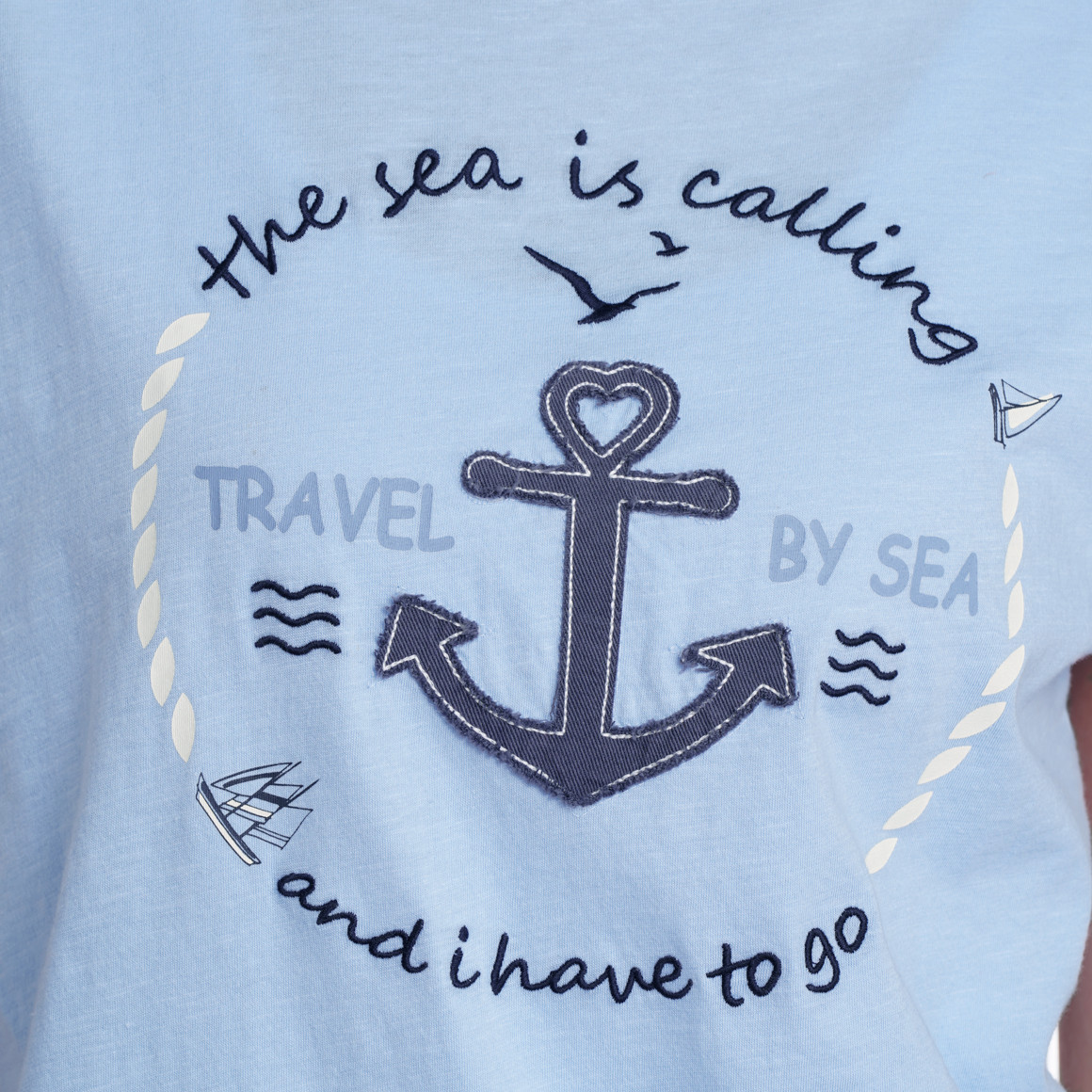 Gina Damen T-Shirt mit Aufnäher hellblau