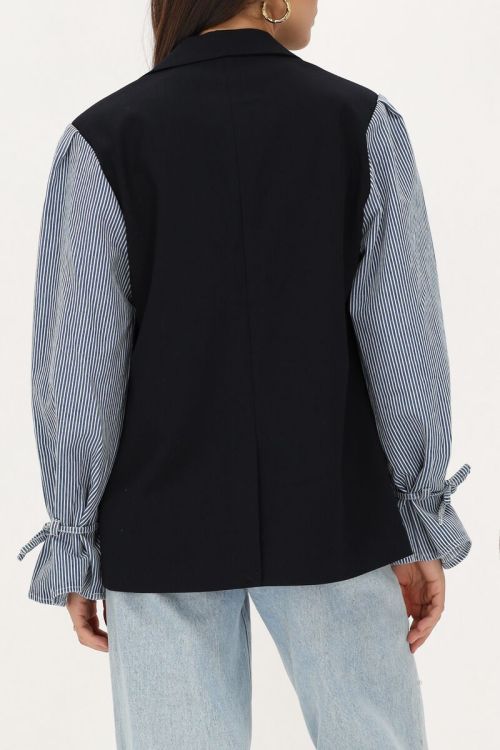 Donkerblauwe blazer met gestreepte mouwen