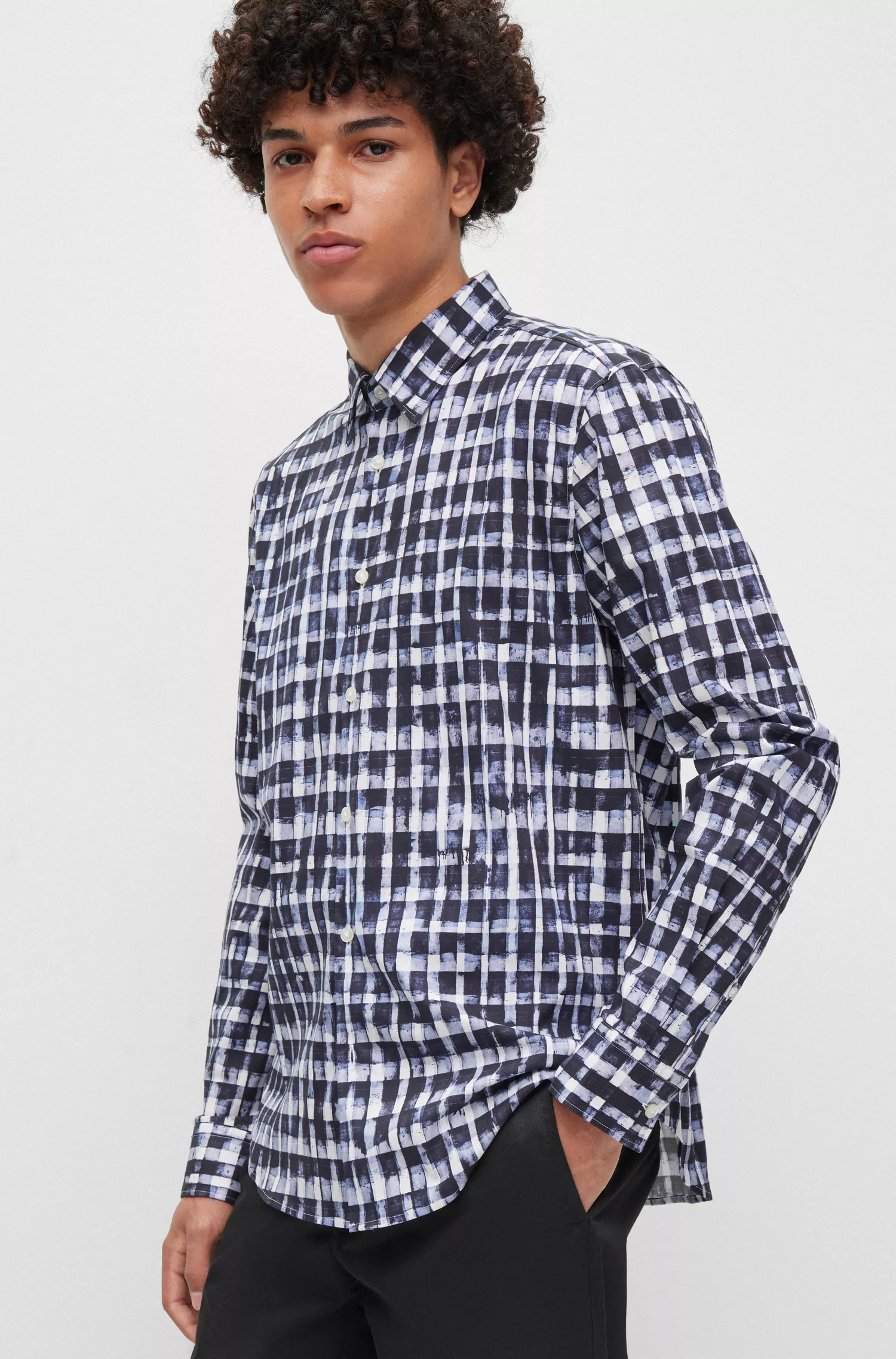 Camisa HUGO vermelha, corte slim, em algodão orgânico estampado com elastano.