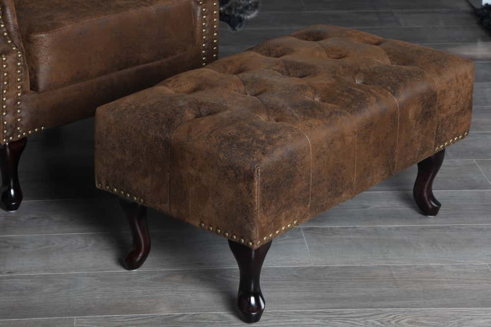 Chesterfield Fußhocker 80cm antik braun mit Knopfheftung und Nietenbesatz