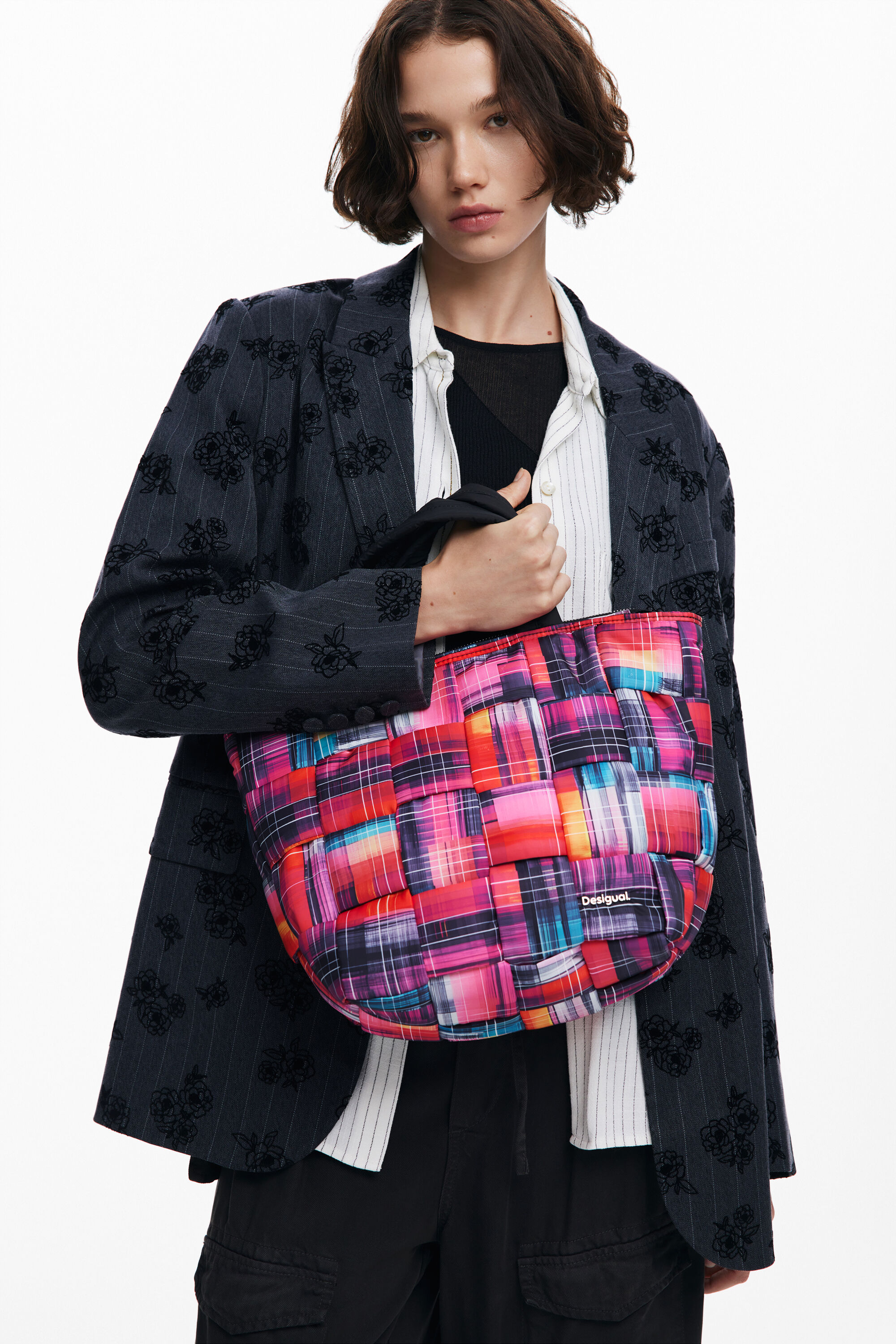 Bolsa artística de nylon com alças multiposicionais.