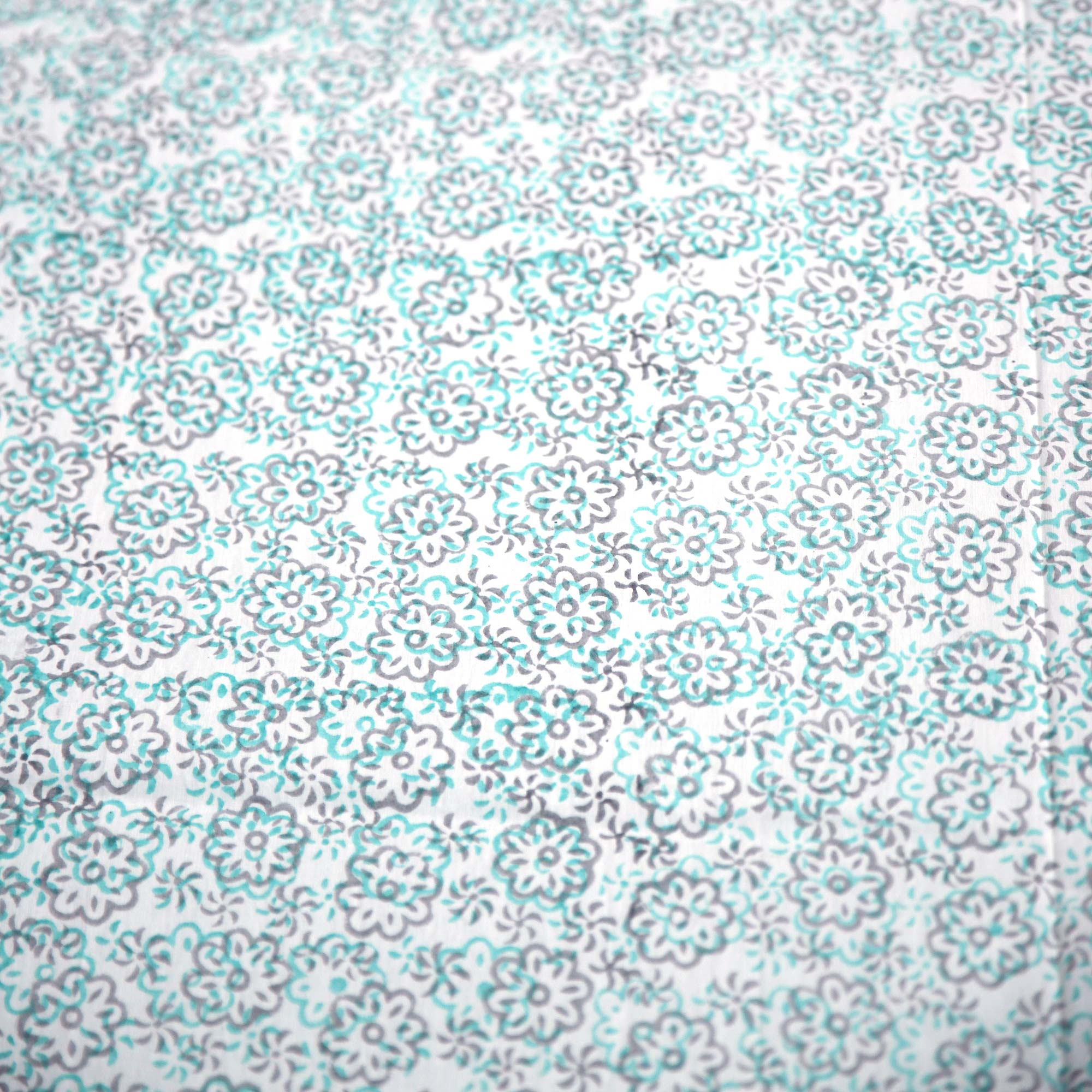 Tischdecke mit Blumenmuster, weiß, grau-türkis, L 100 cm, B 100 cm von fischer's lagerhaus
