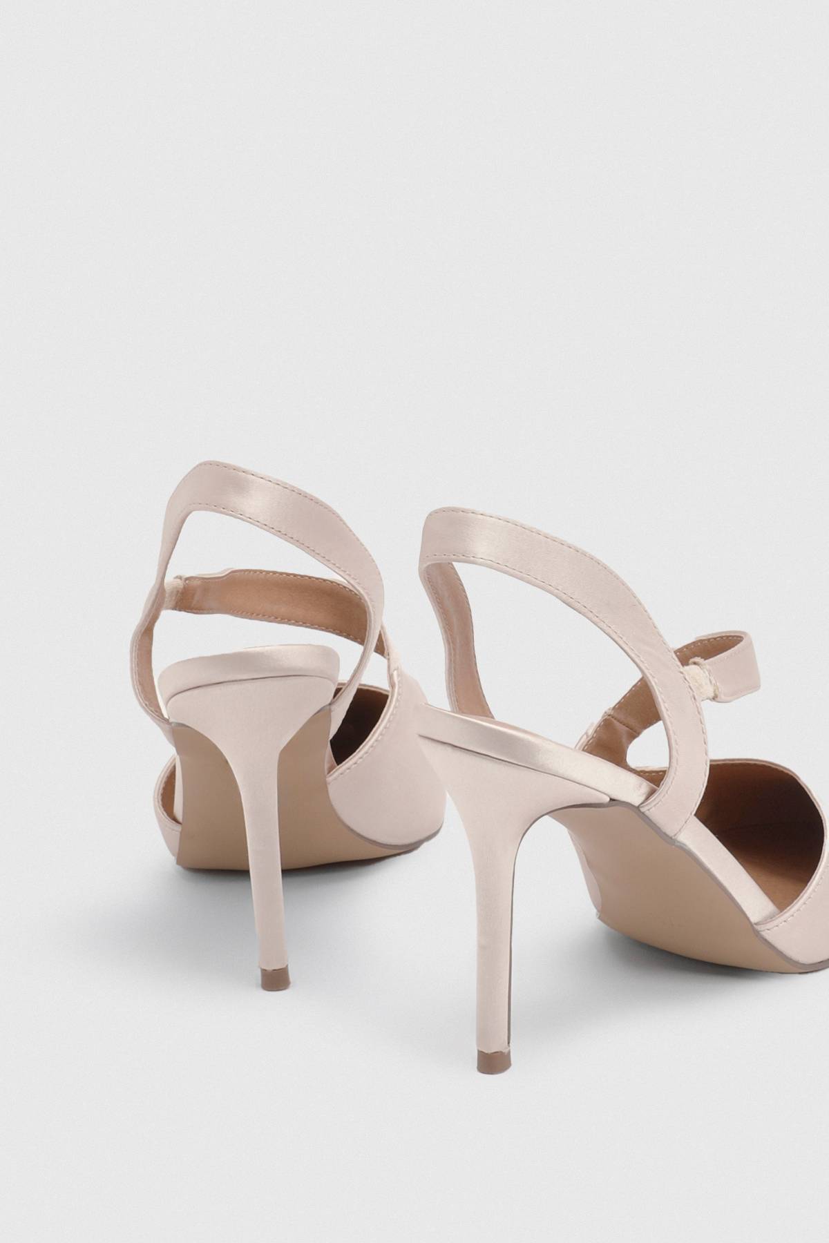 Wallis Escarpins À Talons Aiguilles Pointus Asymétriques En Satin Everly Coupe Large