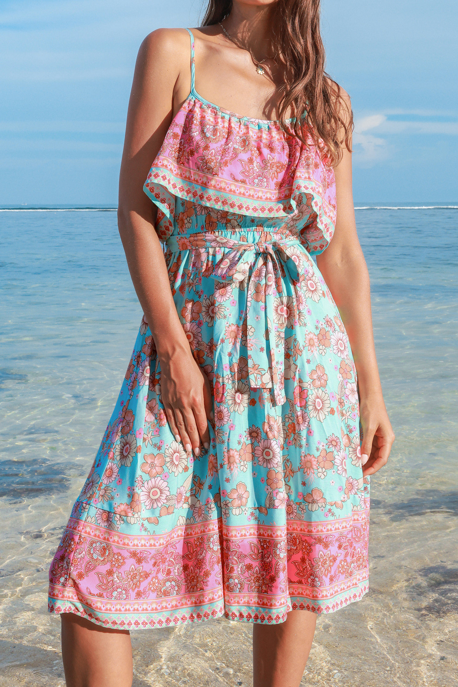 Robe midi à col carré et corsage à volants avec fleurs rétro