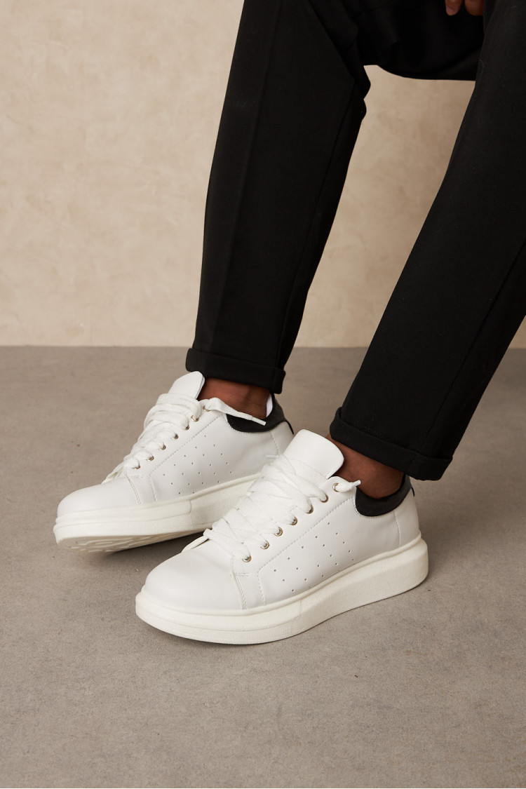 Baskets blanches et noires