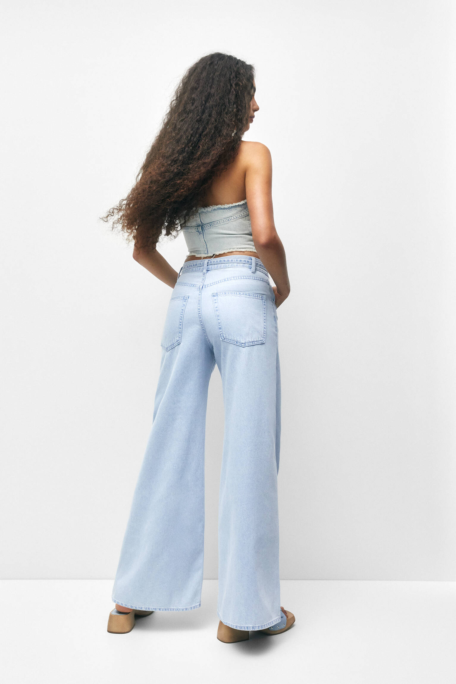 CALÇA JEANS DE PERNA LARGA COM CINTO - AZUL CLARO