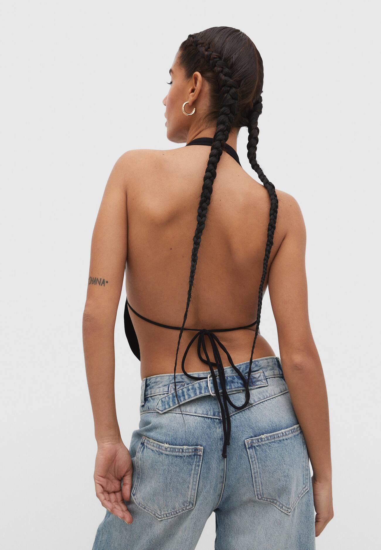 Top com decote halter e drapeado.