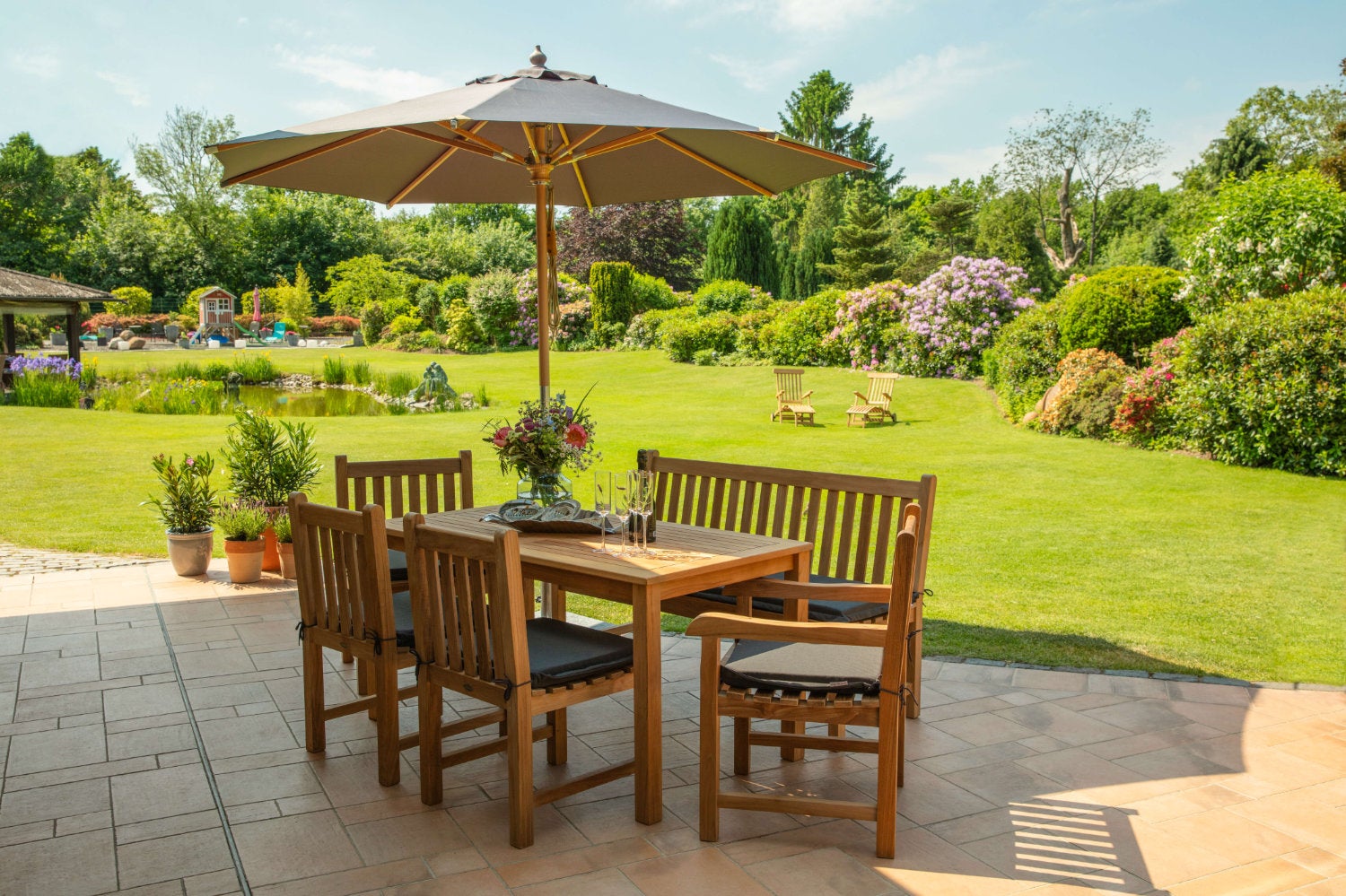 Teakhouten tuinstoel met armleuningen, houten stoel voor terras, tuin en balkon