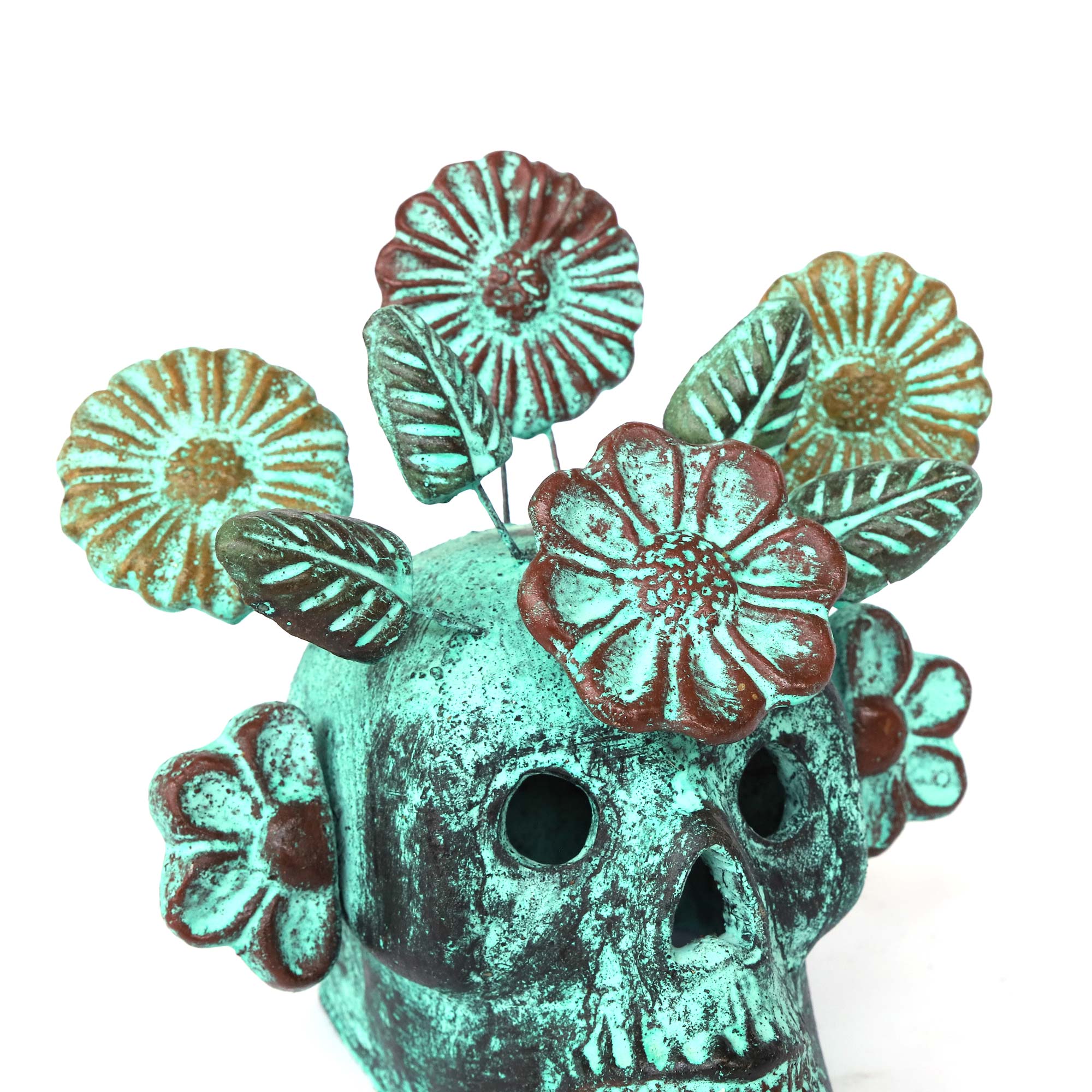 Totenkopf mit Blumen aus Terrakotta, grün, braun, H 28 cm, B 19 cm, L 23 cm von fischer's lagerhaus