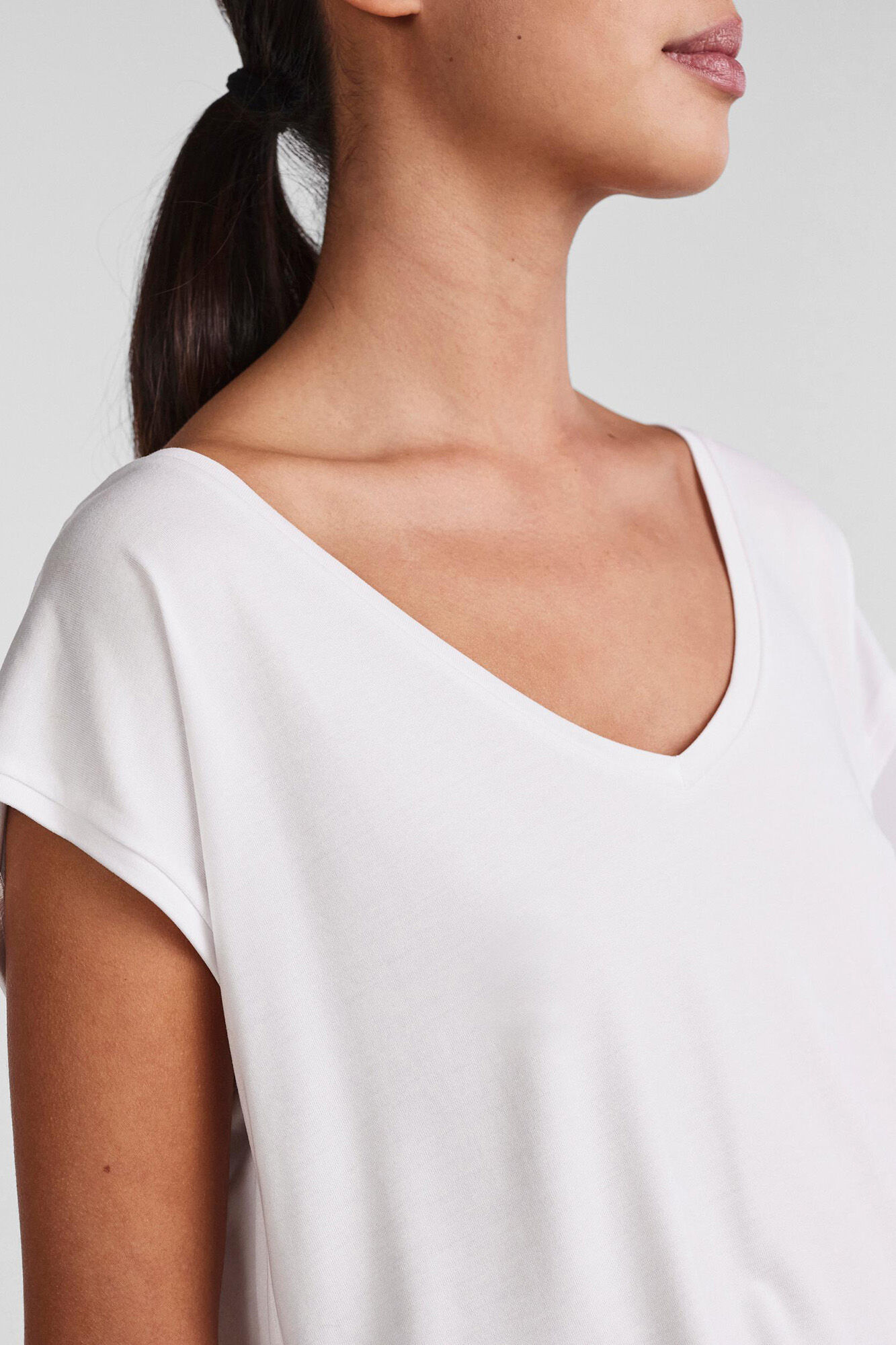 Camiseta básica em MODAL-TENCEL. Mangas curtas e decote em V.