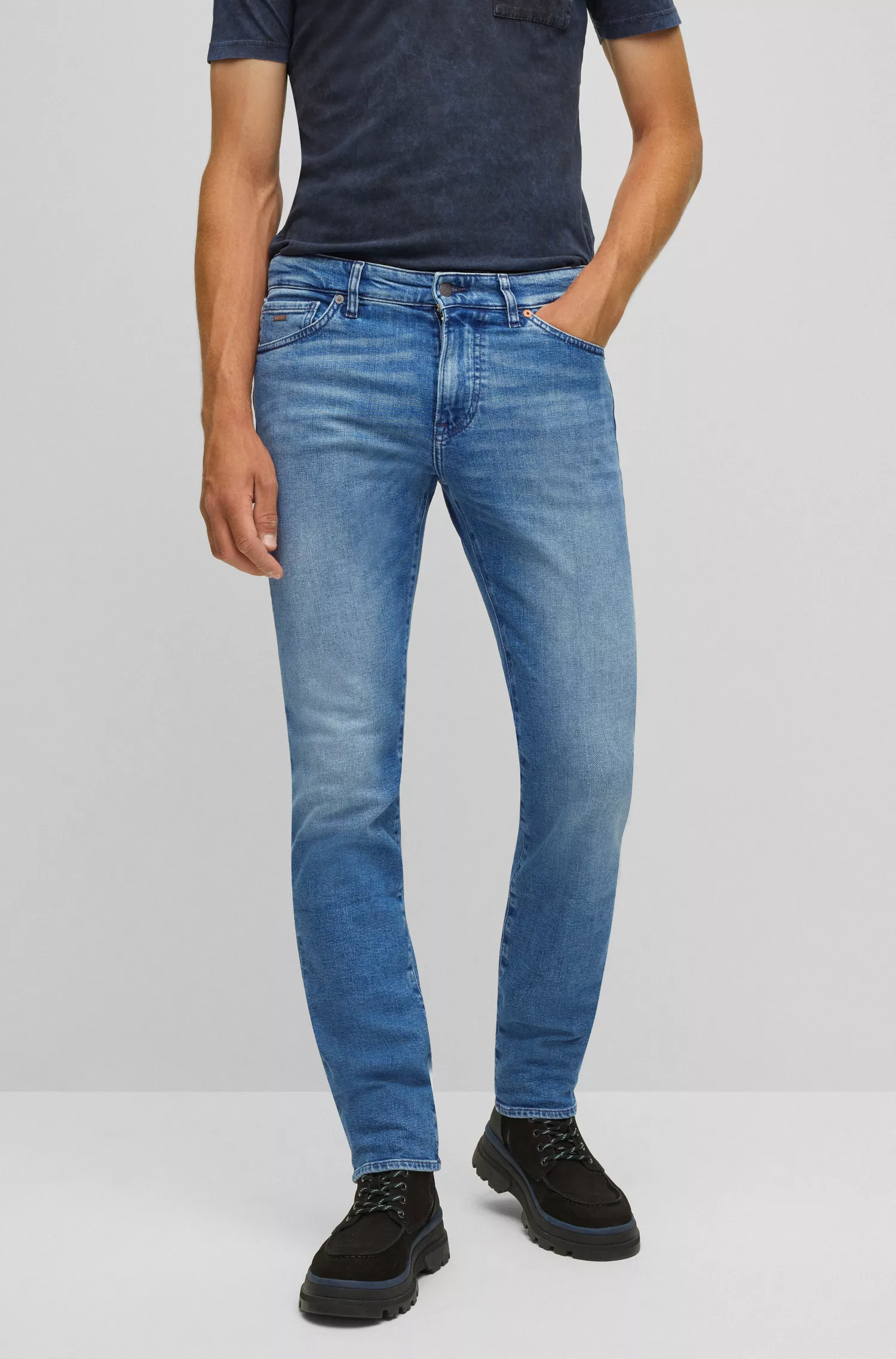 Calça jeans BOSS laranja, corte regular, em denim azul com elasticidade confortável.