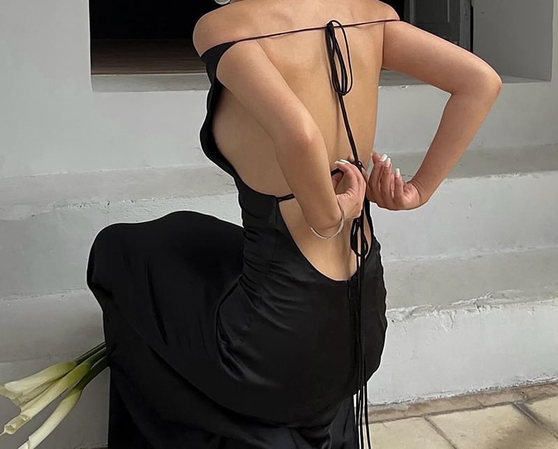 Sosana - Off-shoulder satijnen maxi-zeemeerminjurk met open rug en effen kleur