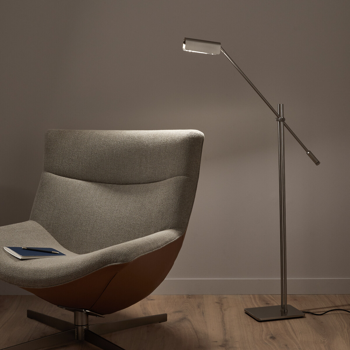 AM.PM<br>Luminária de chão articulada, luminária de leitura, níquel acetinado, Phili