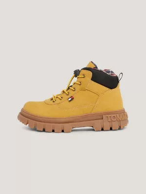 Botas de cano curto com solado tratorado
