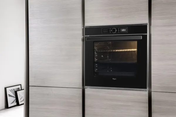 Whirlpool AKZM 8480 NB med 6. SENSE-TEKNOLOGI og PYROLYSE