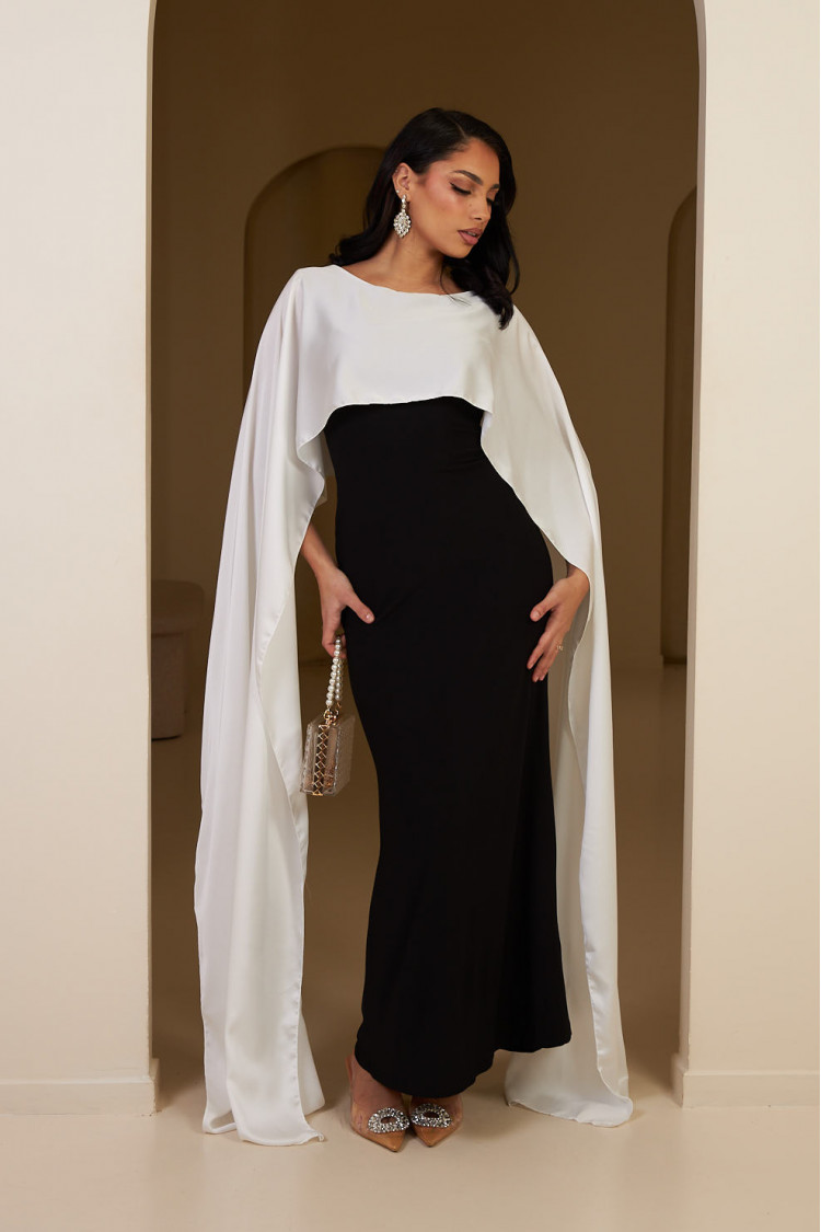 Robe noir ample satinée à empiècement voile blanc