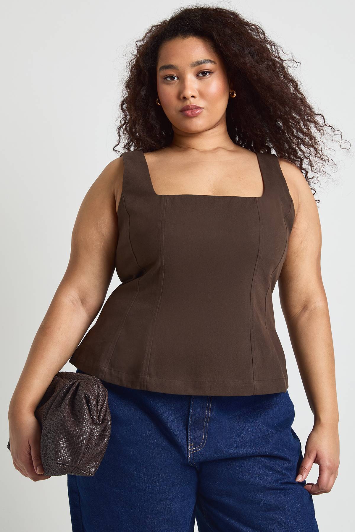 boohoo Haut Peplum Grande Taille En Sergé À Encolure Carrée