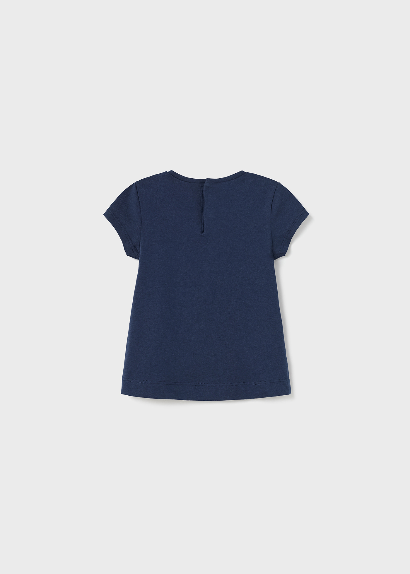 Camiseta infantil com estampa feita em algodão sustentável.