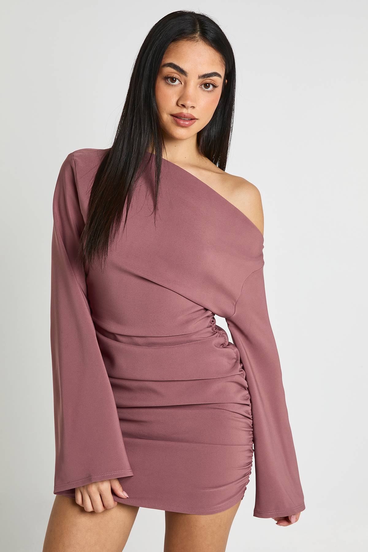 boohoo Robe Mini Froncée À Épaules Dénudées Et Manches Évasées