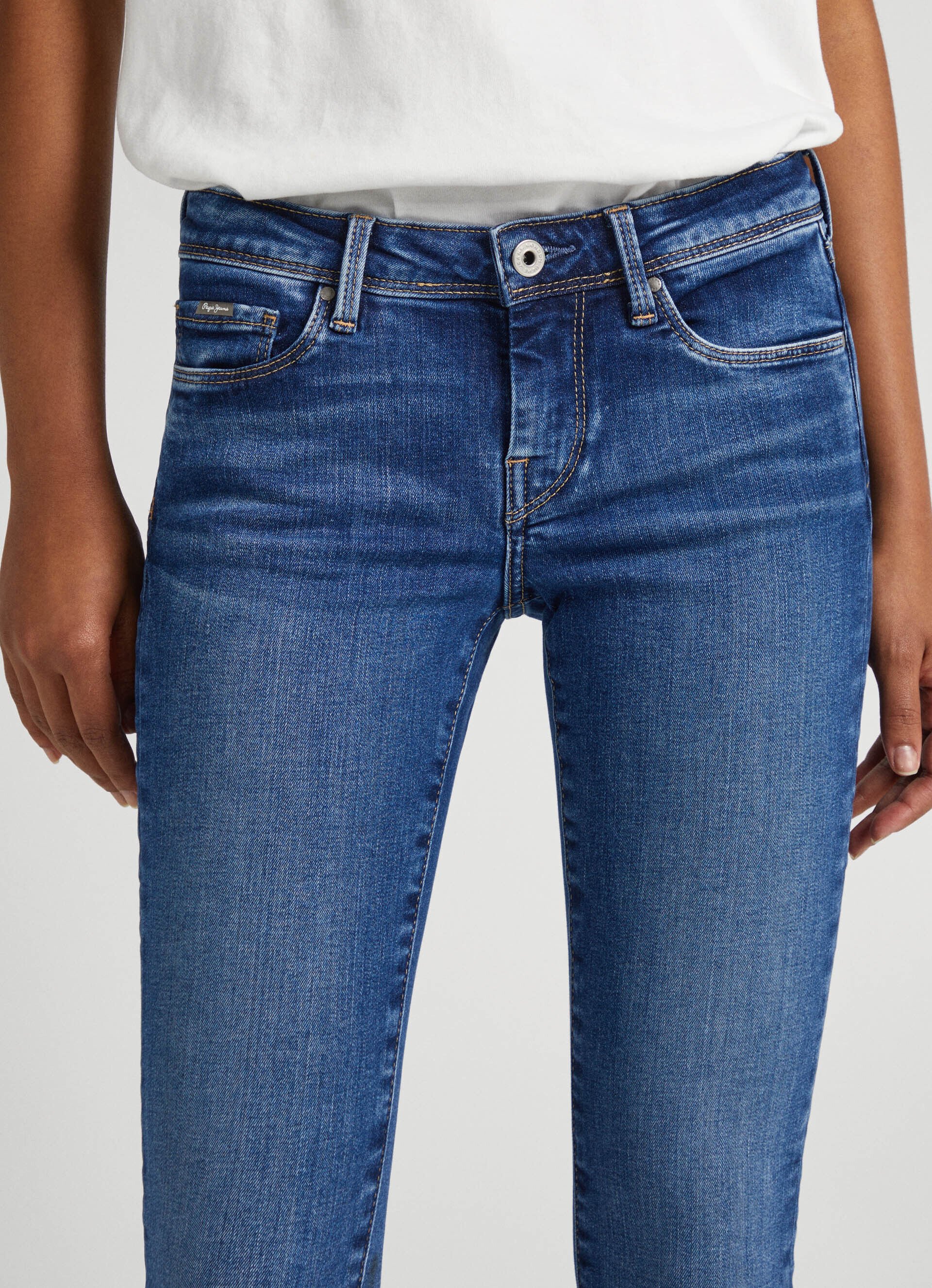CALÇA JEANS LOLA FIT SKINNY TIRO TAMANHO MÉDIO - jeans