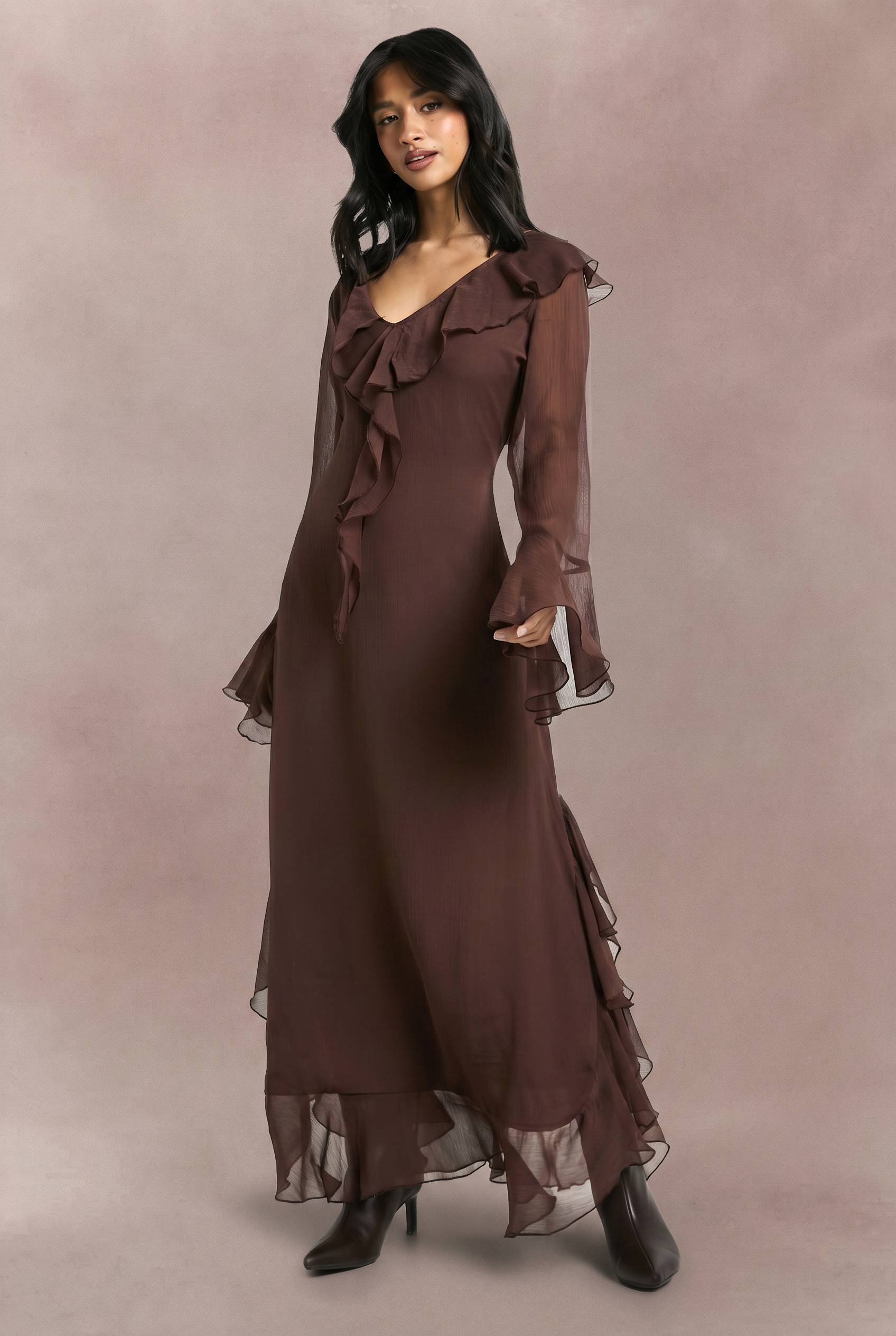 boohoo Petite Robe Maxi en Chiffon à Volants, Manches Évasées et Ceinture