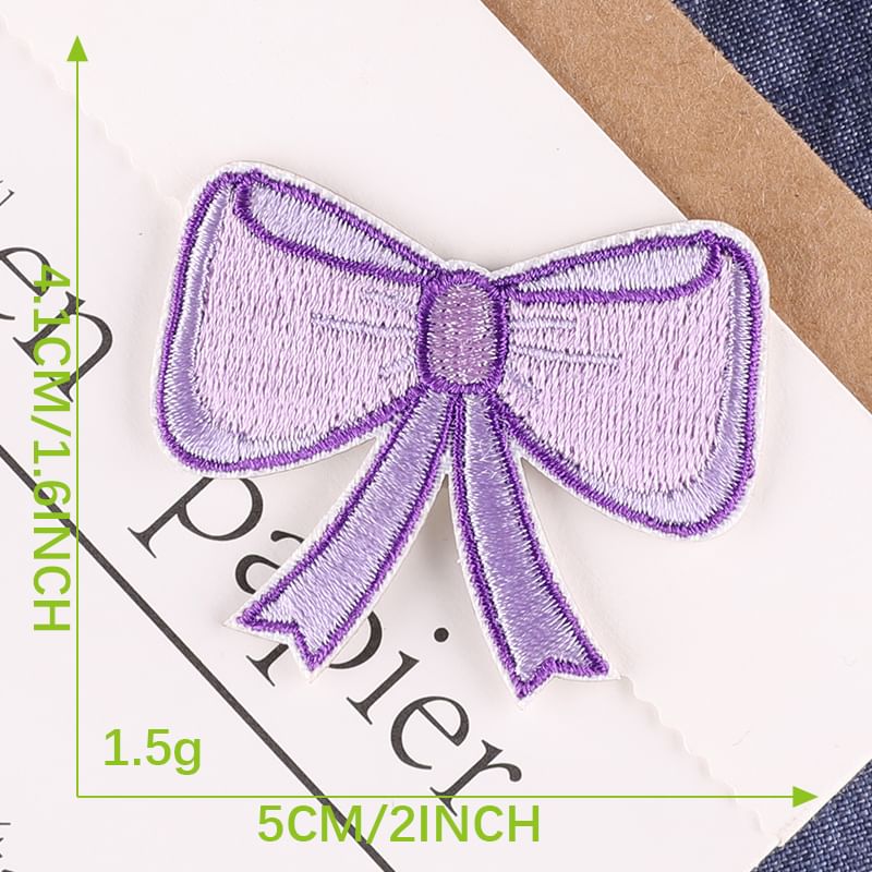 Embroidery Kingdom - Geborduurde applicatiepatch met strik (verschillende ontwerpen)