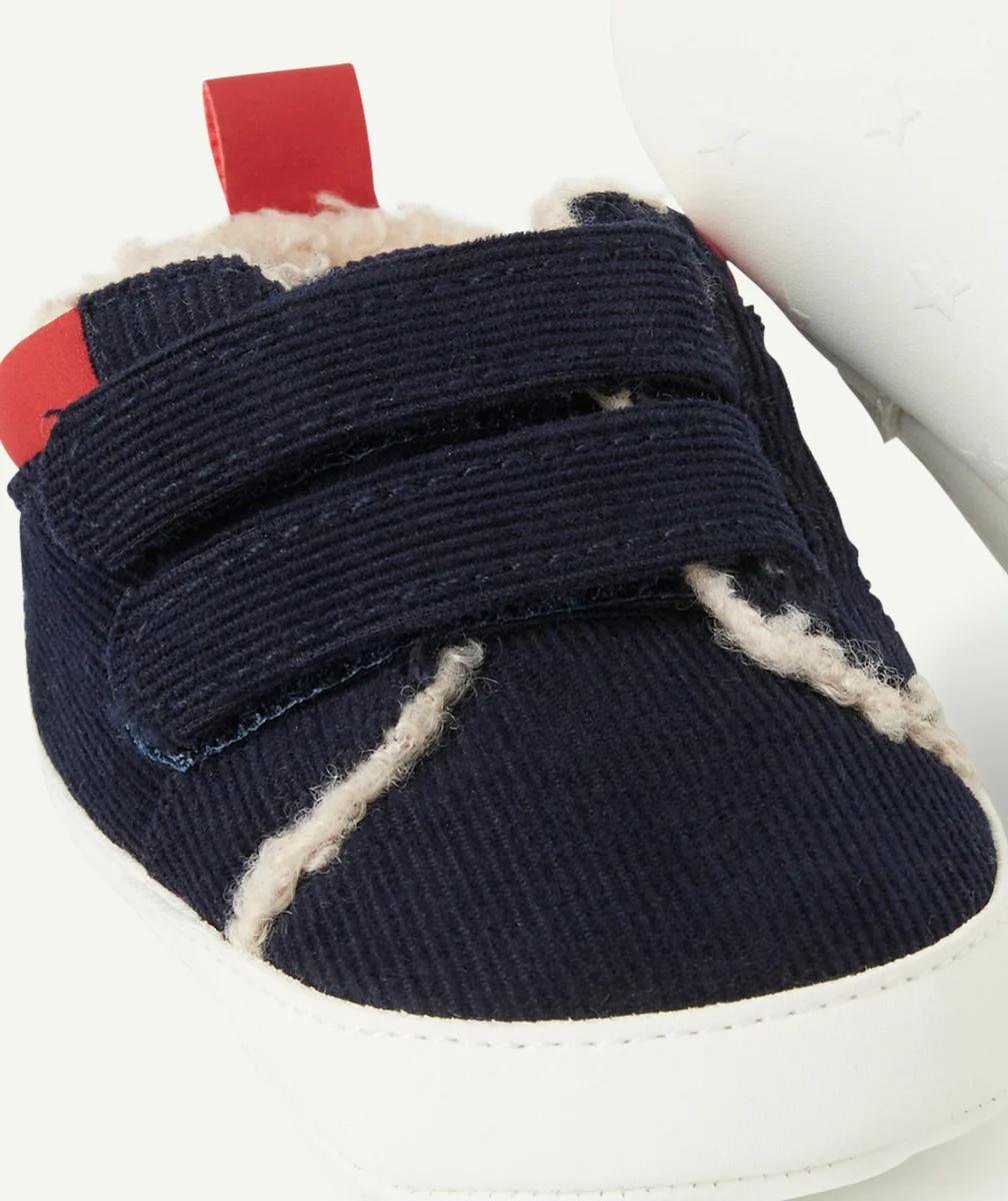 CHAUSSONS TYPE BASKETS BÉBÉ EN VELOURS BLEU ET SHERPA