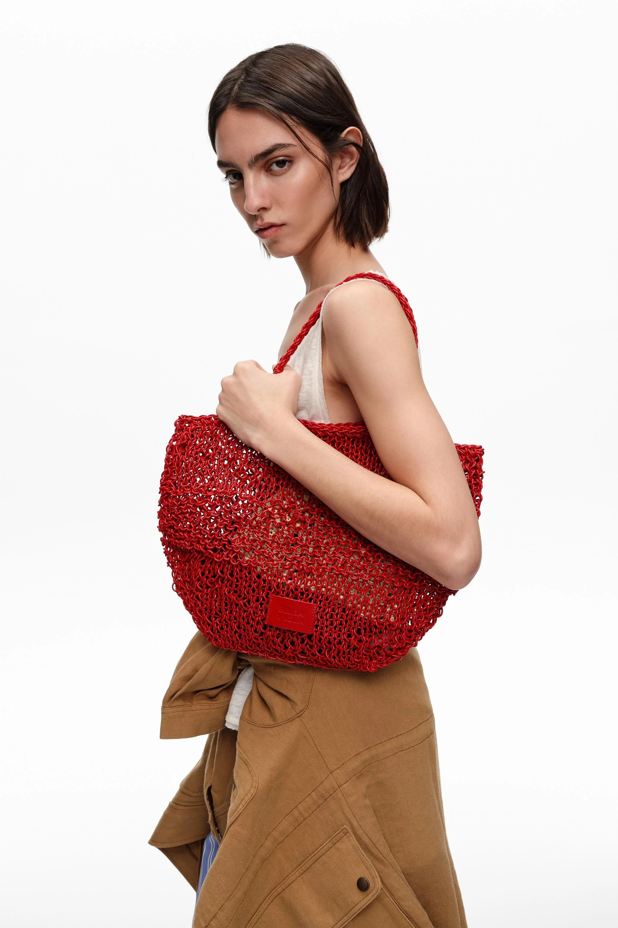 Bolsa de ombro média em couro trançado vermelho