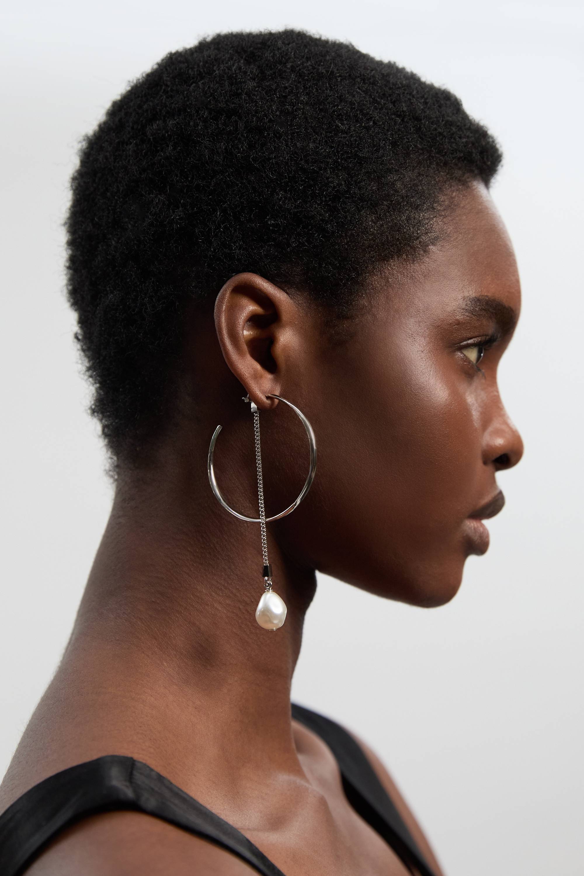 KarenMillen Boucles d'Oreilles Créoles Modernes à Perles